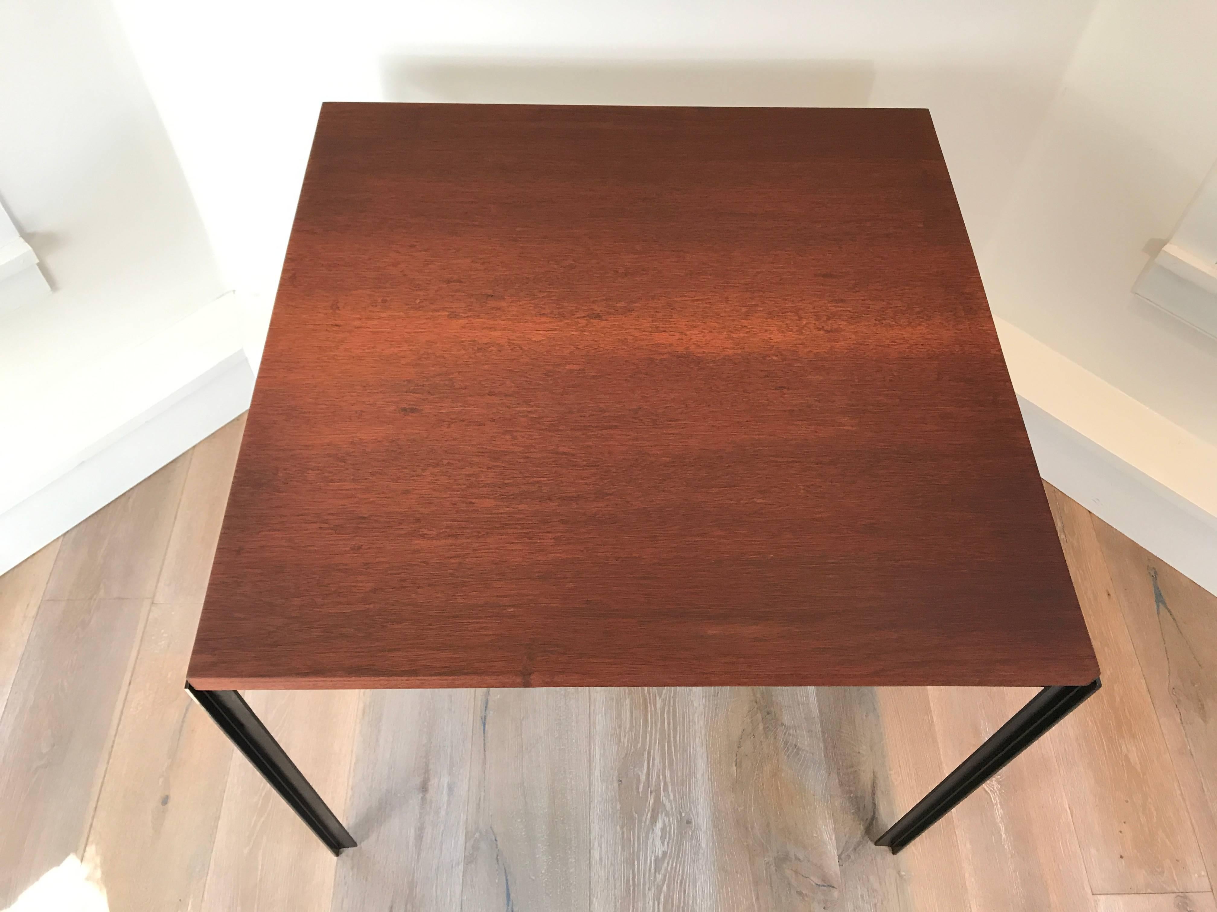 Florence Knoll „T“ Angle-Mahagoni-Tisch mit Bogen (amerikanisch) im Angebot