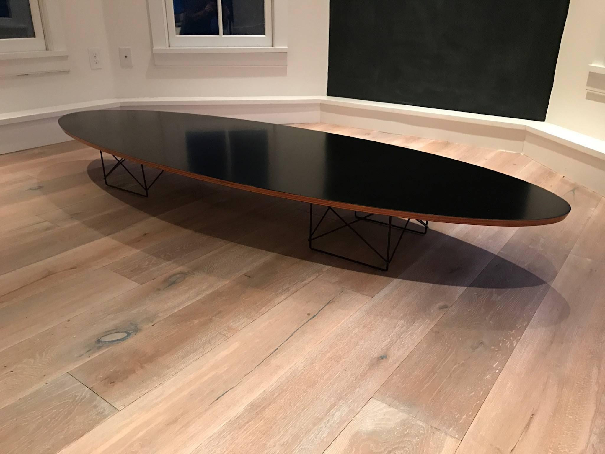 Eames ETR cocktail table with elliptical rod base. Early 1950s edition with rare black mica top.