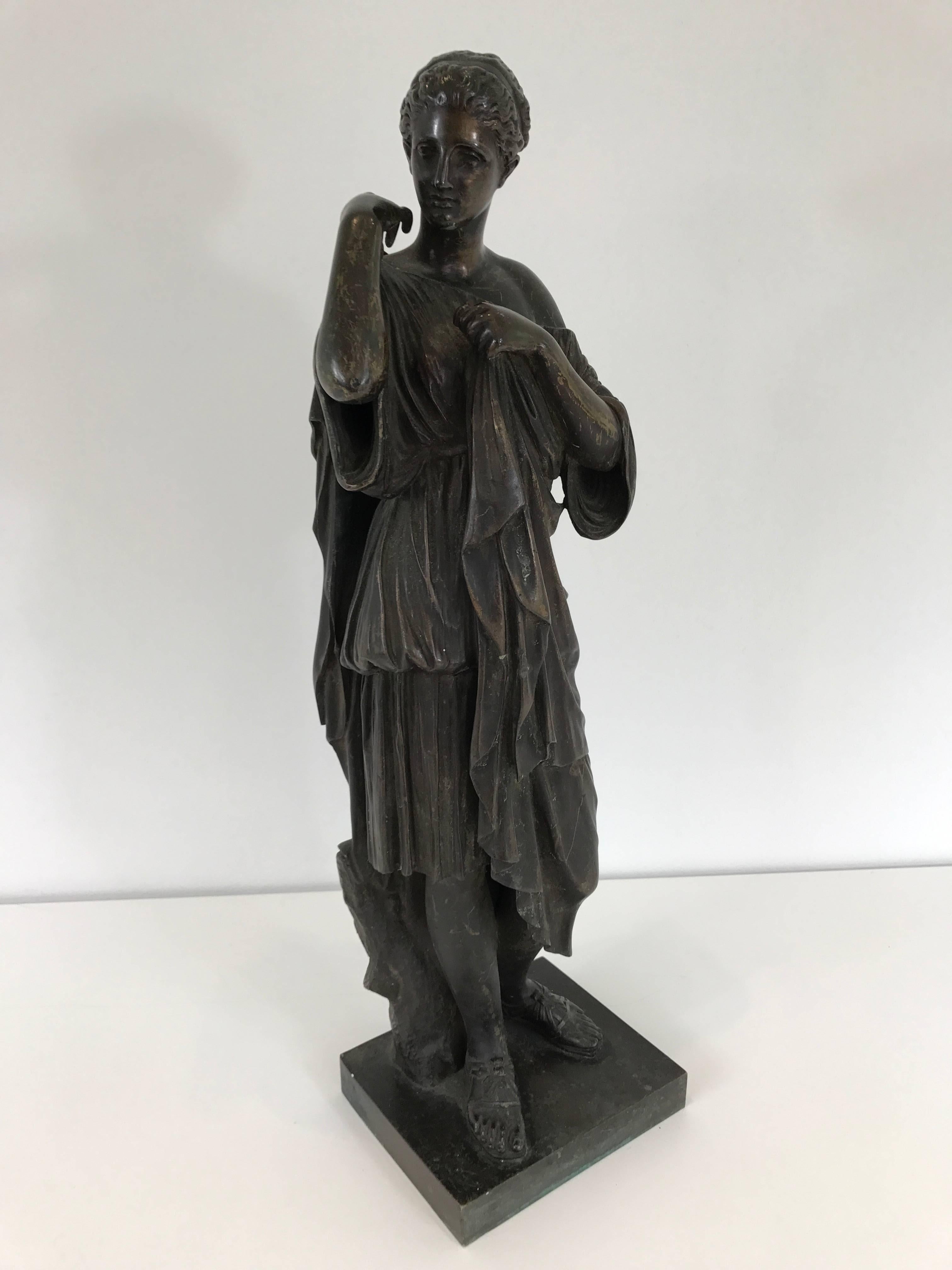Figurine Grand Tour du XIXe siècle finement moulée représentant une Diane.