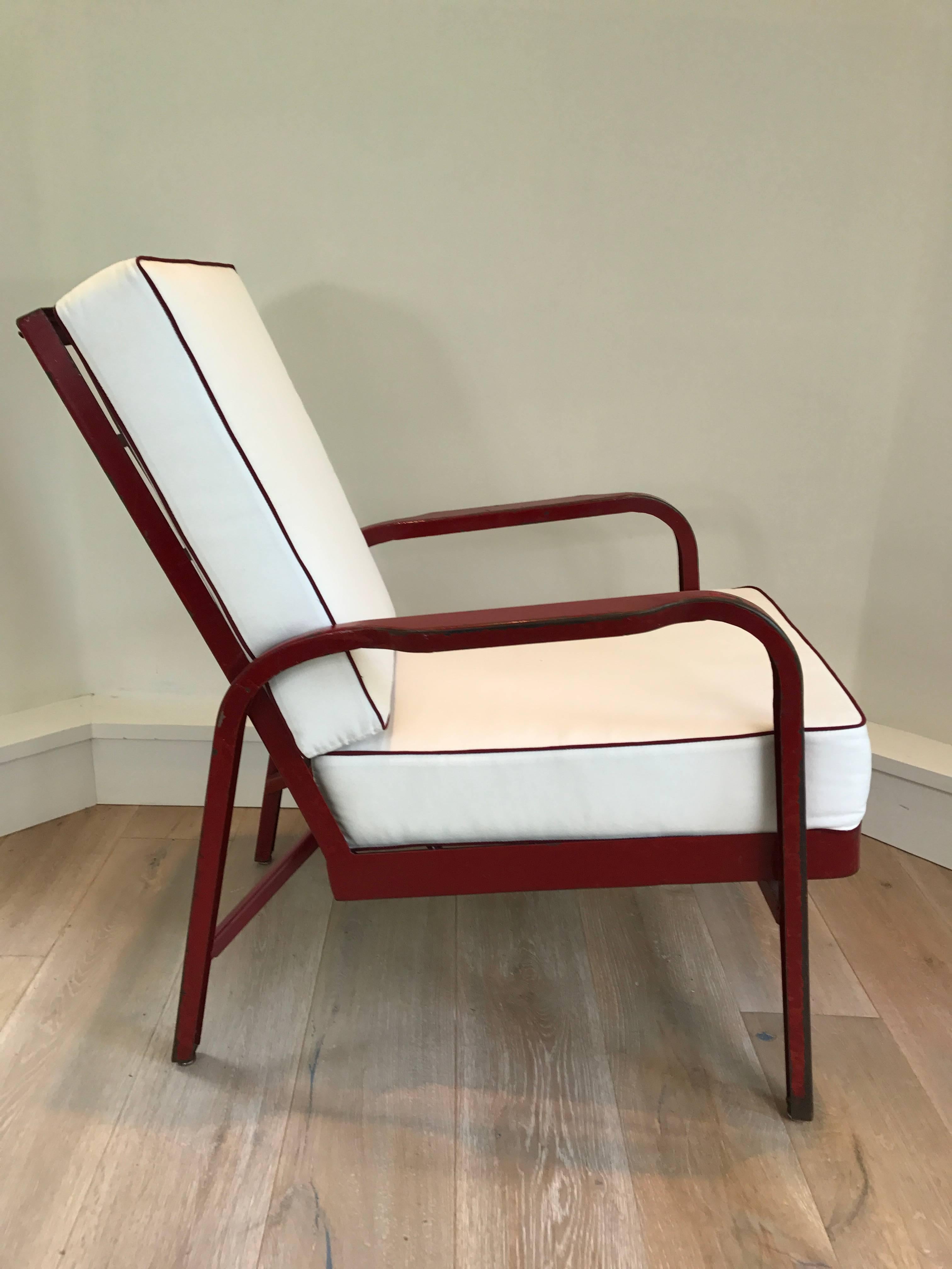 Fauteuil en acier émaillé pour le sanatorium de Martel de Janville, Plateau d'Assy. Ateliers Jean Prouvé, 1936.