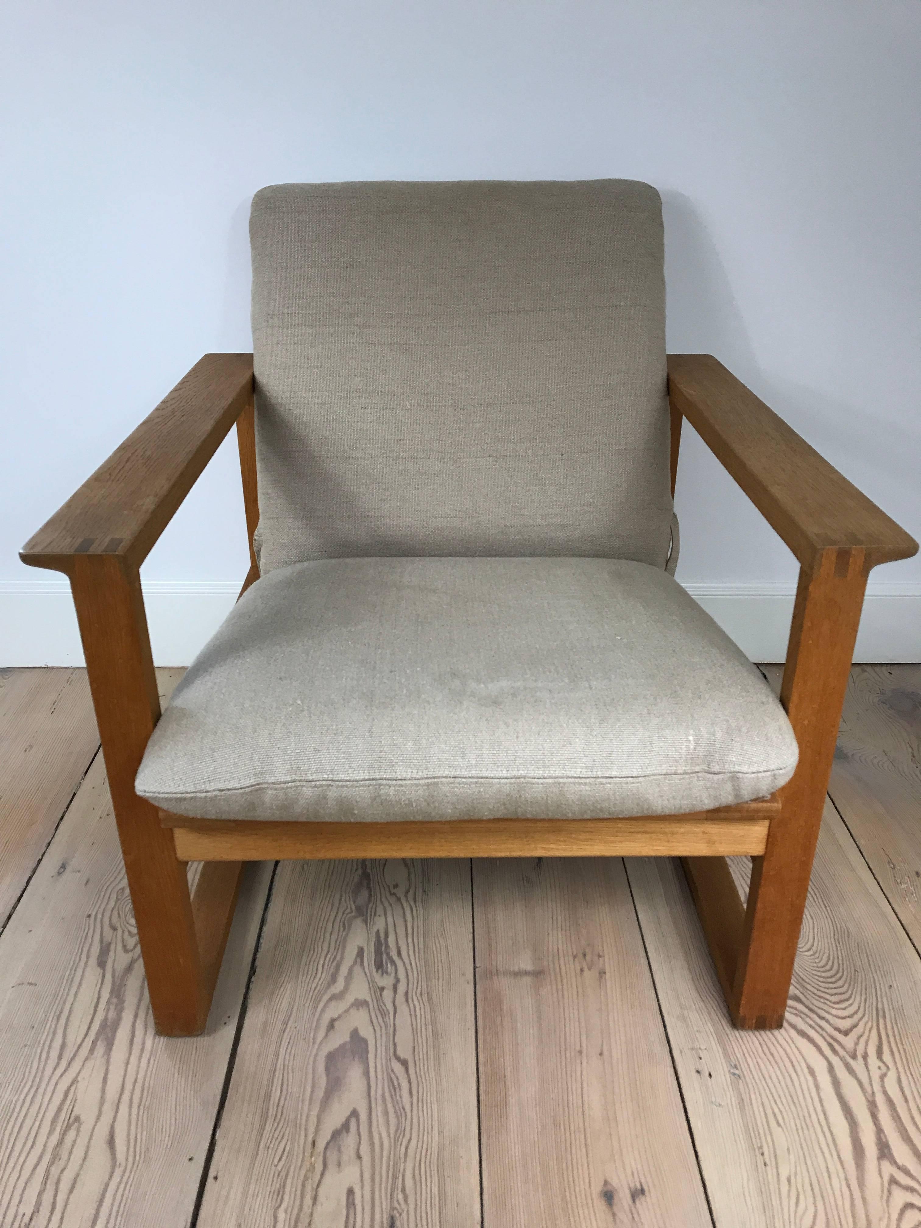 A pair of Børge Mogensen oak "Easy Chairs" with neutral linen upholstery. Circa 1956.