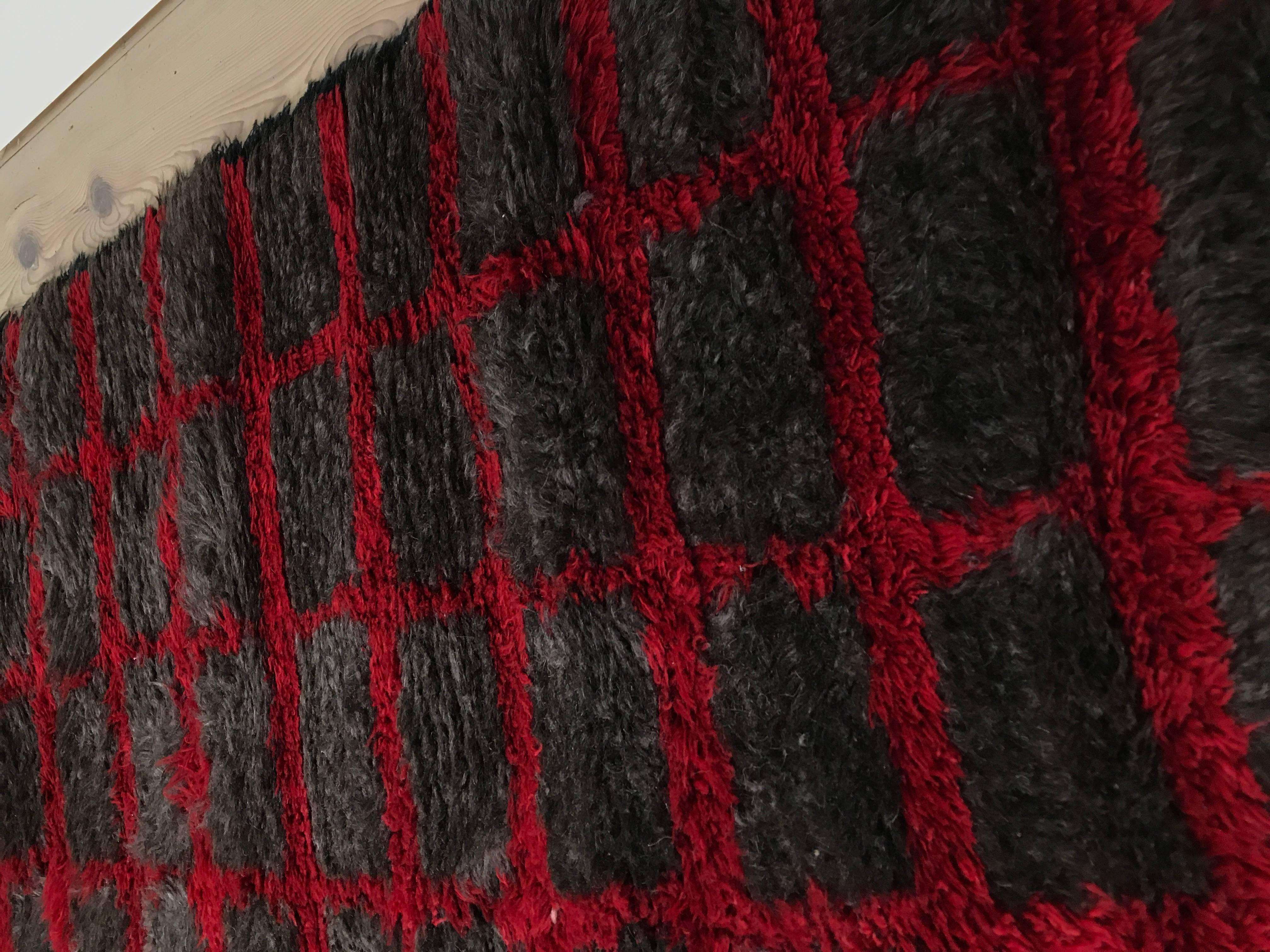 Magnifique tapis marocain à motifs géométriques en gris et rouge.