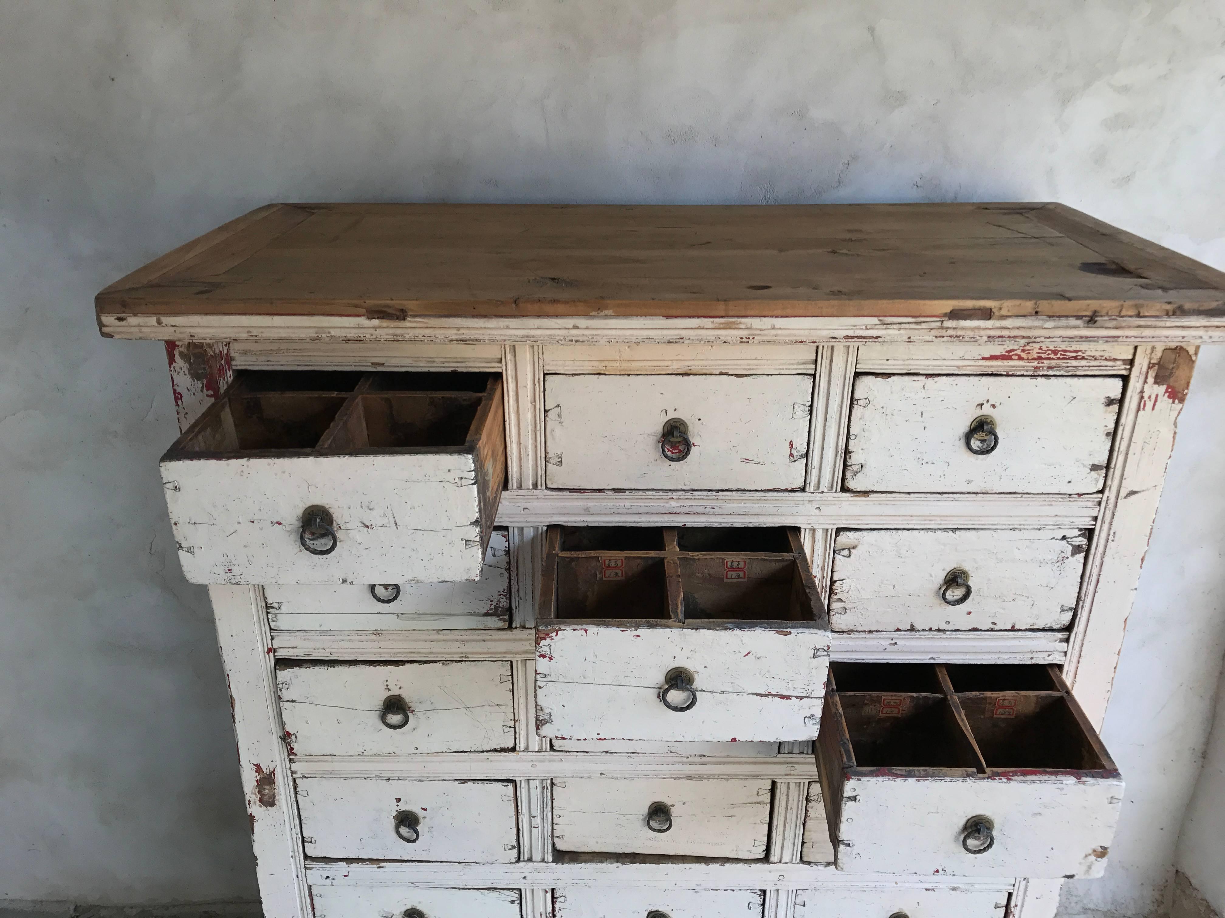 Primitive 21-Drawer Distress Painted Cabinet In Distressed Condition In Stockton, NJ