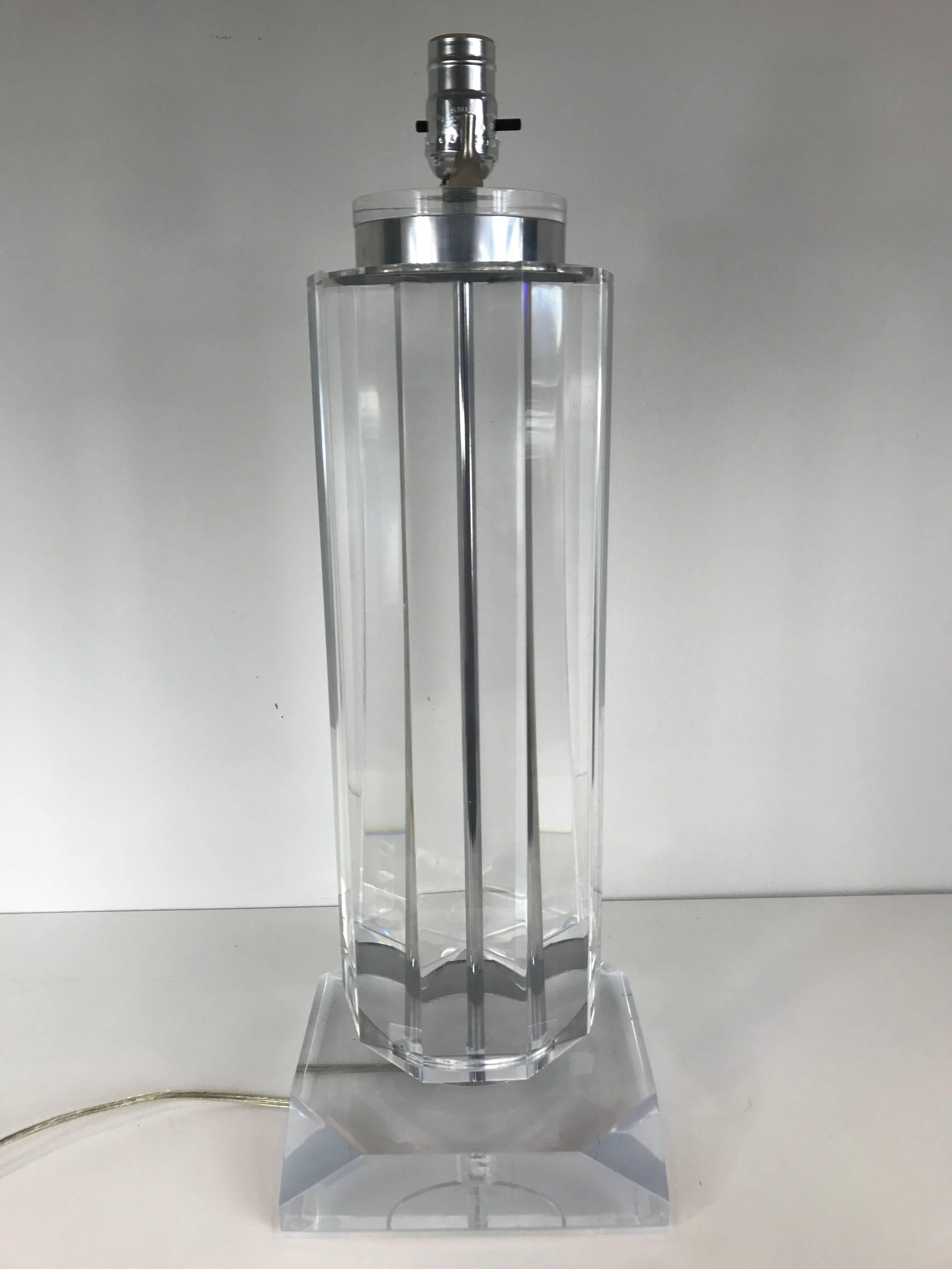 Tall Lucite Column Table Lamp In Excellent Condition For Sale In Stockton, NJ