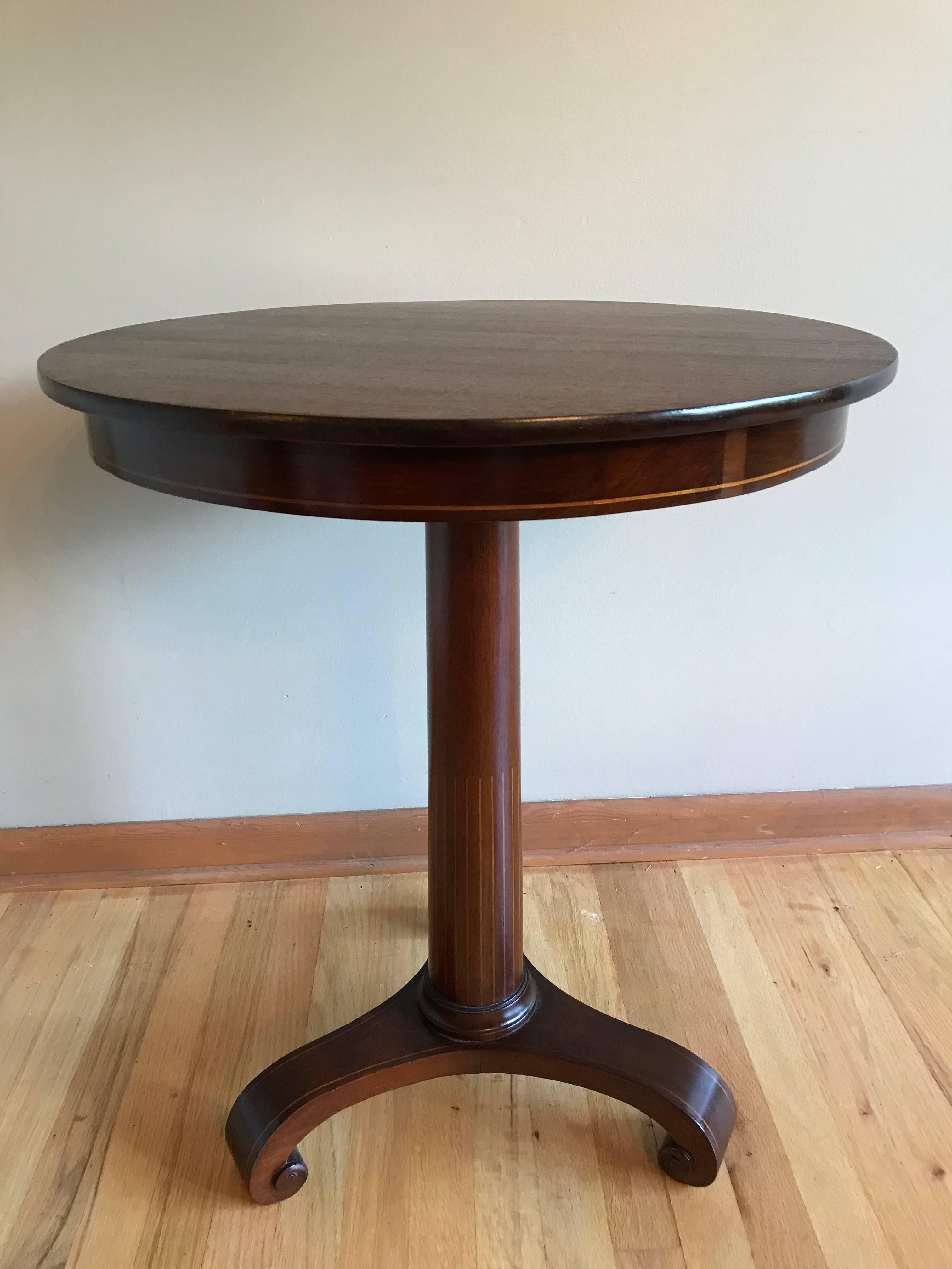 Bel exemple de table de style Régence en acajou avec incrustation de bois de satin.