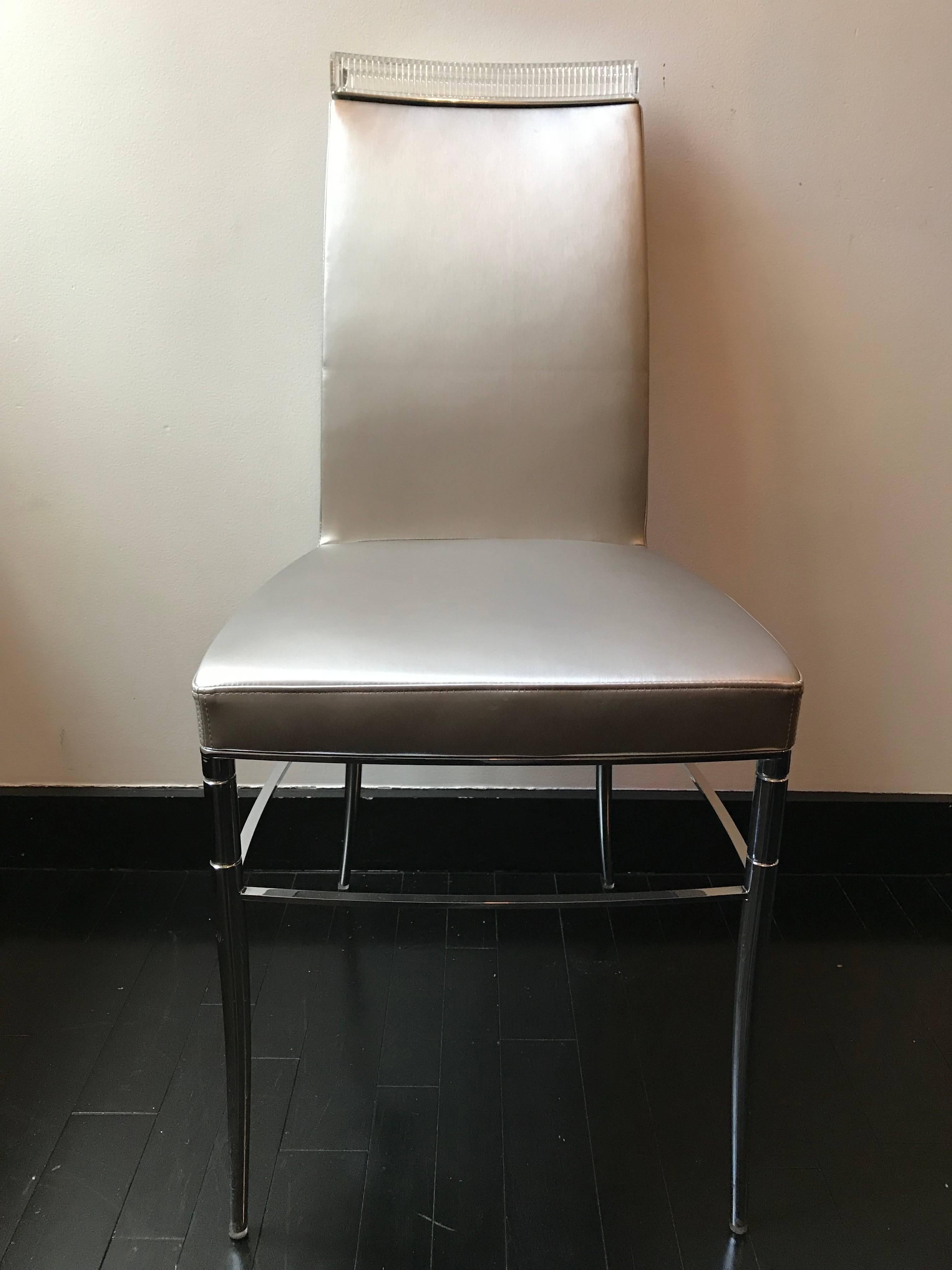 I rare ensemble de quatre chaises de salle à manger conçu par Philippe Starck pour Baccarat de leur collection Crystal Dream:: France:: 2008. Structure en acier poli:: cristal clair de Baccarat et revêtement Kvadrat de couleur champagne