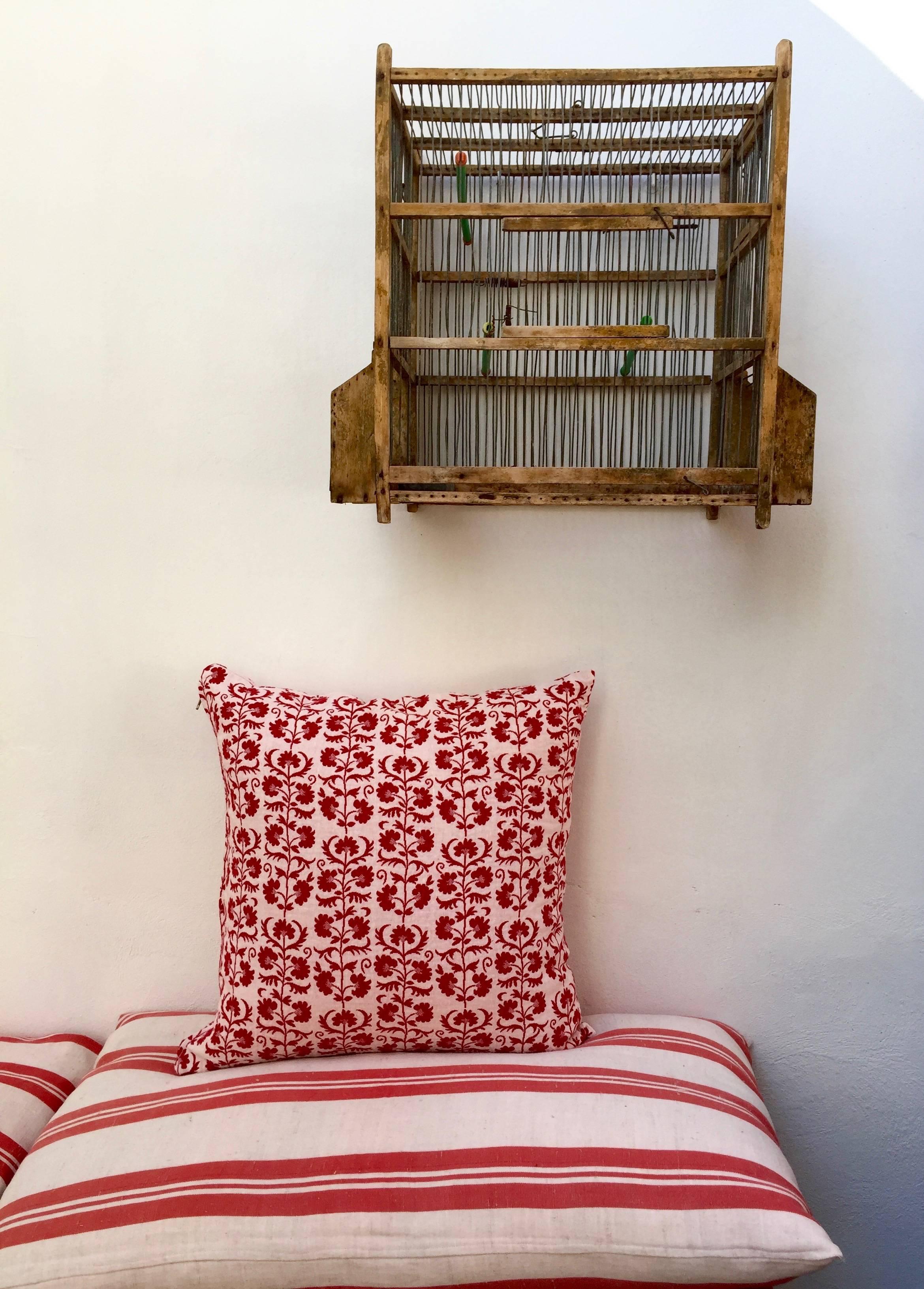 Embroidered cushion.
This cushion cover is made with jacquard pure linen. The floral motif in red and white is influenced by traditional Suzani patterns. “Suzani” refers to the traditional needlework of Uzbekistan.
It comes with polyester pillow