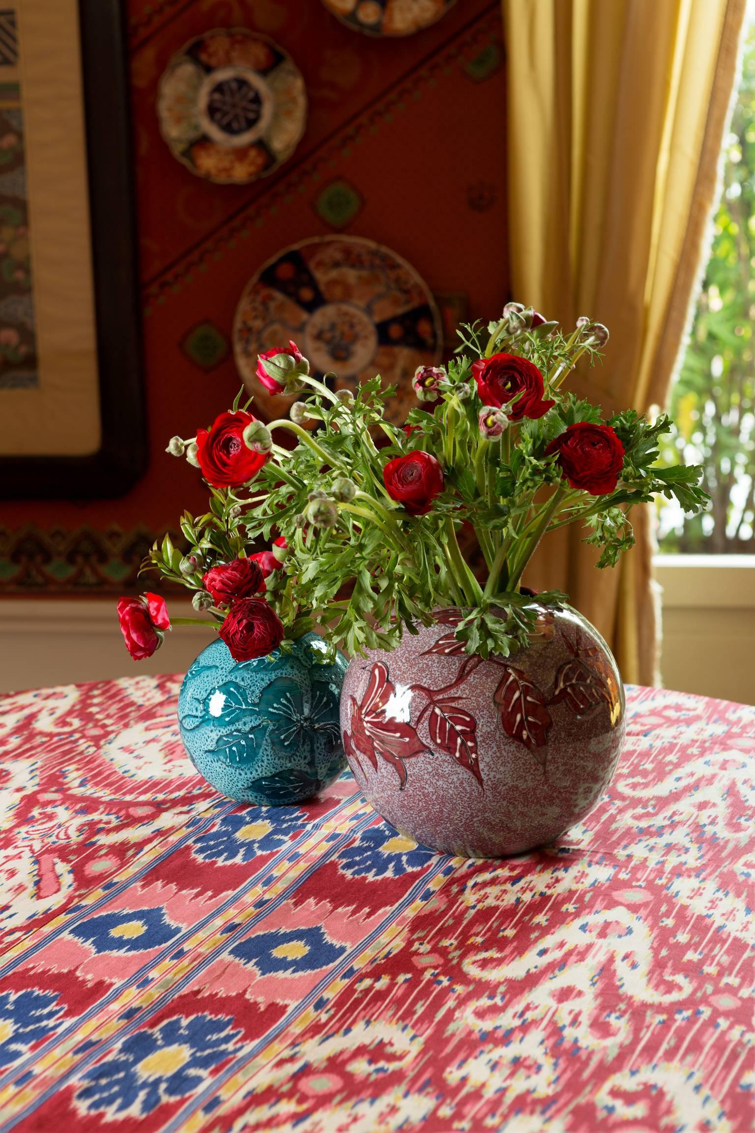 Medium Red Hand-Painted Floral Vase In Excellent Condition For Sale In Milano, Italy