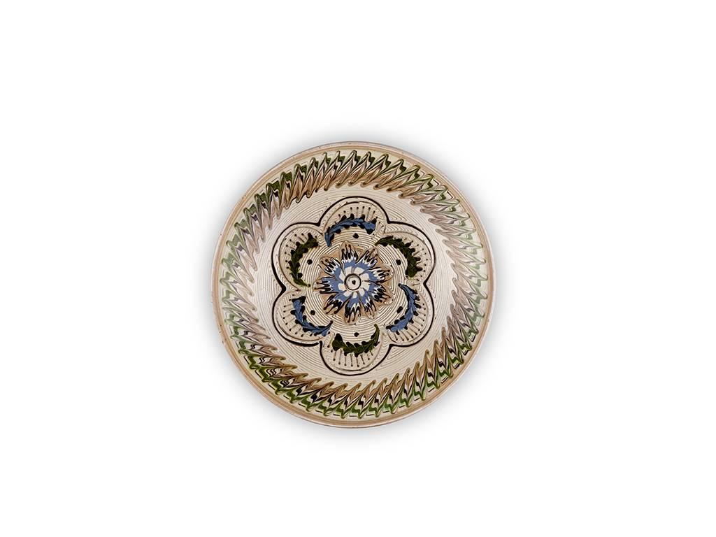 Hand-painted dinner size plates, set of six. 
Diameter 26cm. Set of six traditional Romanian dinner plates. Hand-painted and glazed. Each set includes an assortment of patterns and colors. The technique used to create intertwined colors and