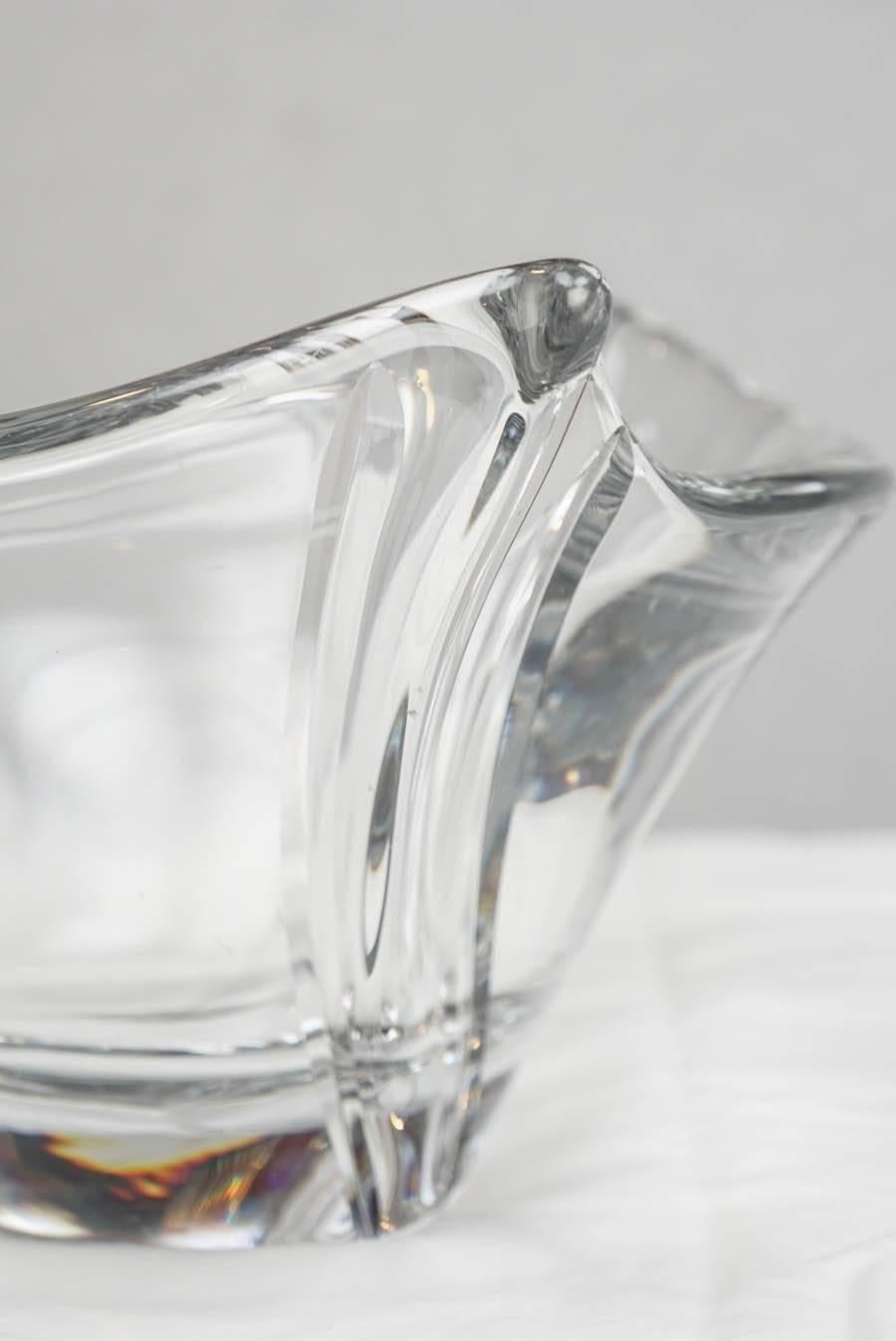 Elegant Daum Crystal Bowl, Modern/Transitional Style In Good Condition For Sale In Lakeville, CT