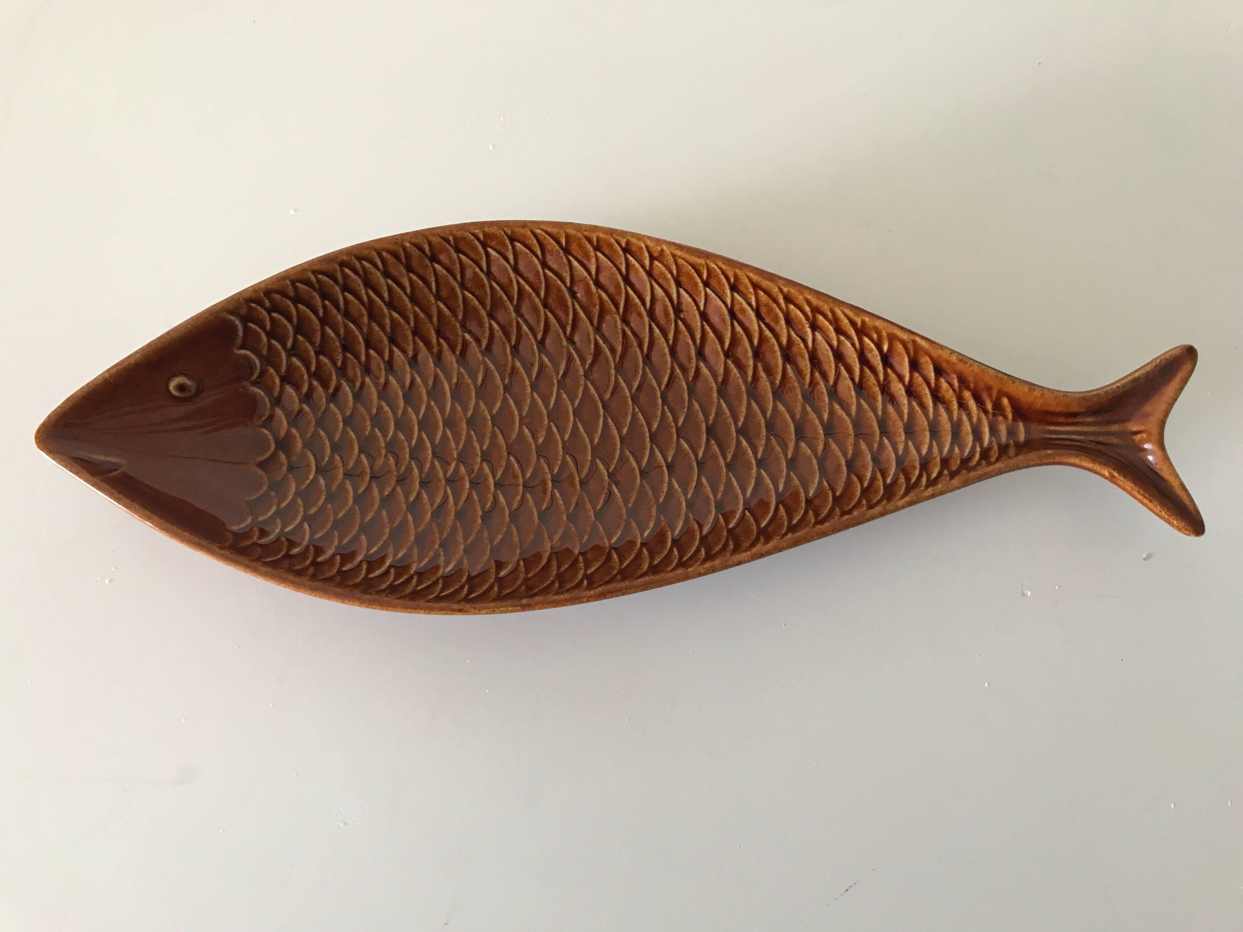 Pair of Swedish, 1950 fish dishes by Stig Lindberg Gustavsberg porcelain factory. 
A very nice pair of serving dishes in shape of a fish, made by one of the greatest Swedish porcelain designers, Stig Lindberg. We have 2 pair available.
They measure