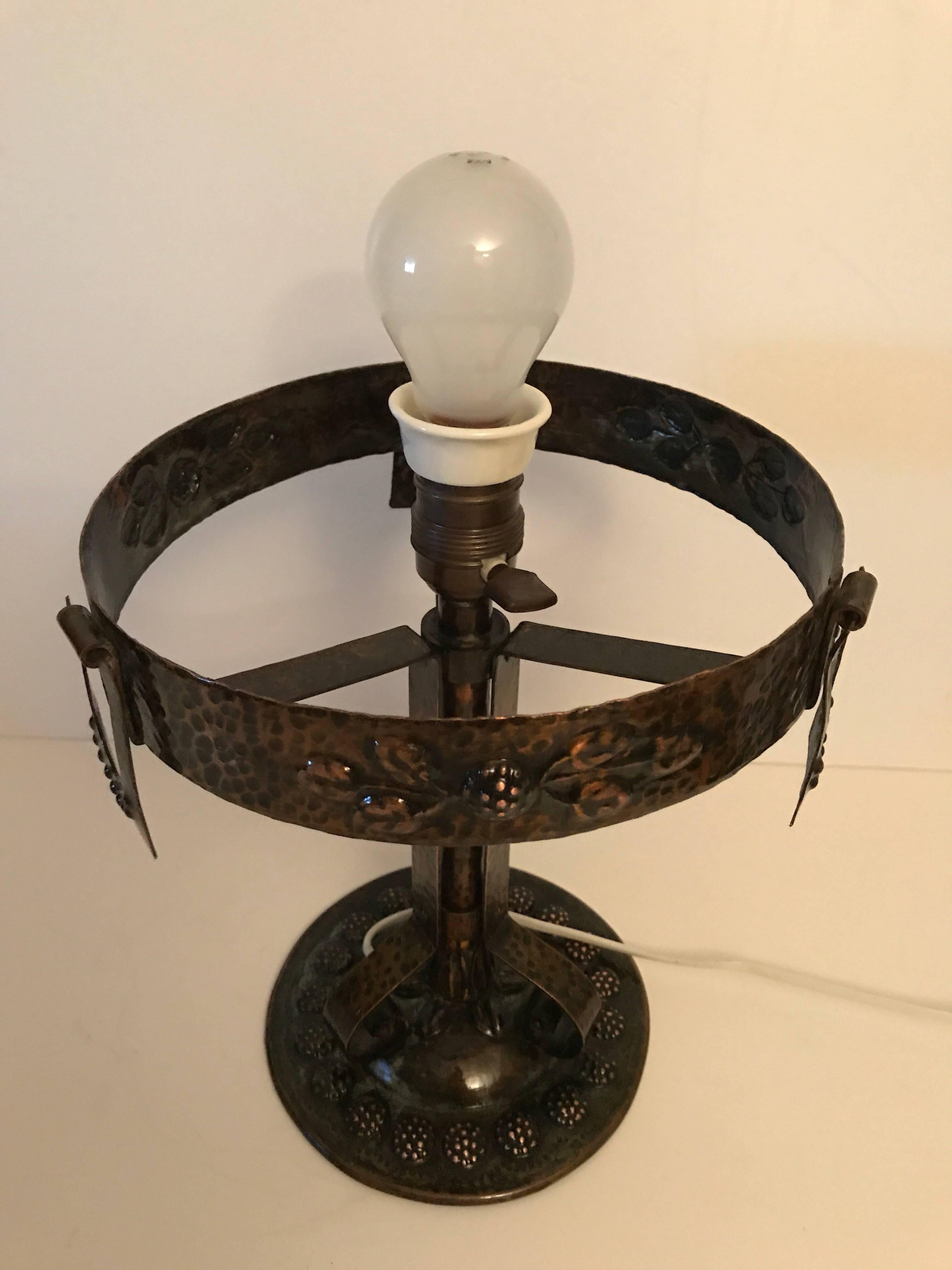 1915 Swedish Art Nouveau Jugendstil Copper and Glass Table Lamp For Sale 1