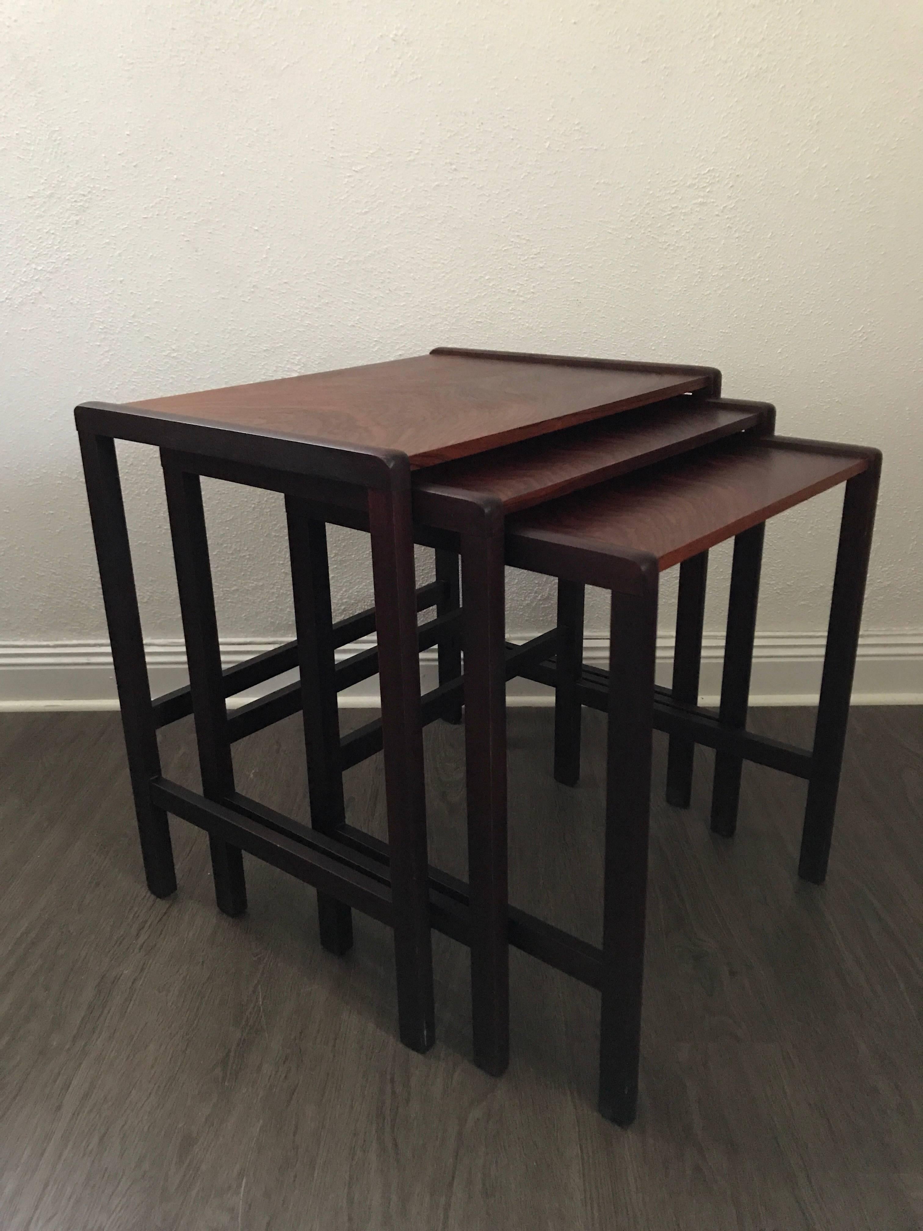 Three Swedish 1950 rosewood nesting tables.
Very nice three piece set nesting tables made out of rosewood in the 1950s. The tables are in a super condition without any bigger marks or dents.
The largest table measure 49 cm wide, 37 cm deep and 50