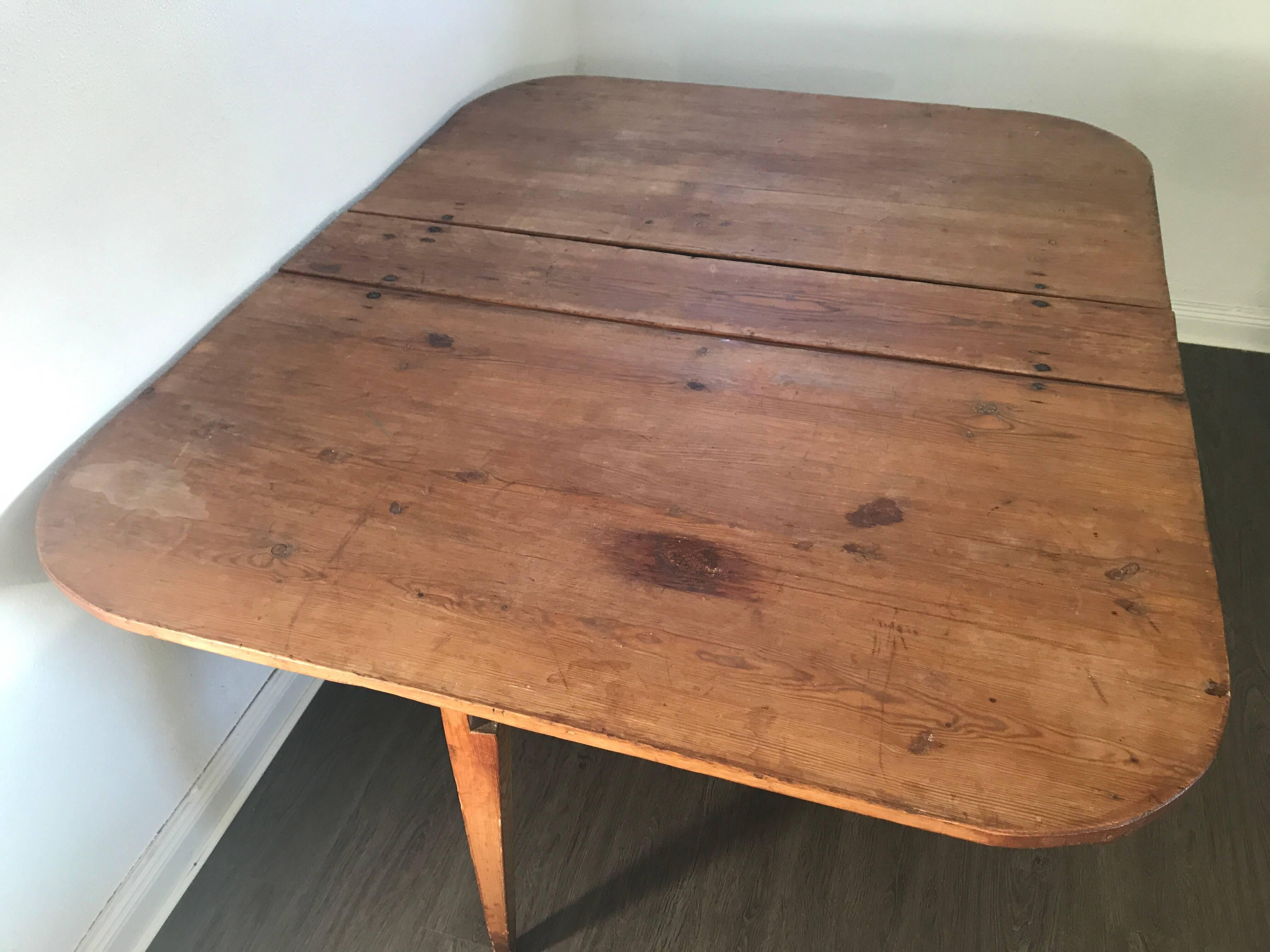 Large Swedish 18th Century Pine Original Condition Drop-Leaf Gate Leg Table  In Good Condition In Drottningholm, SE
