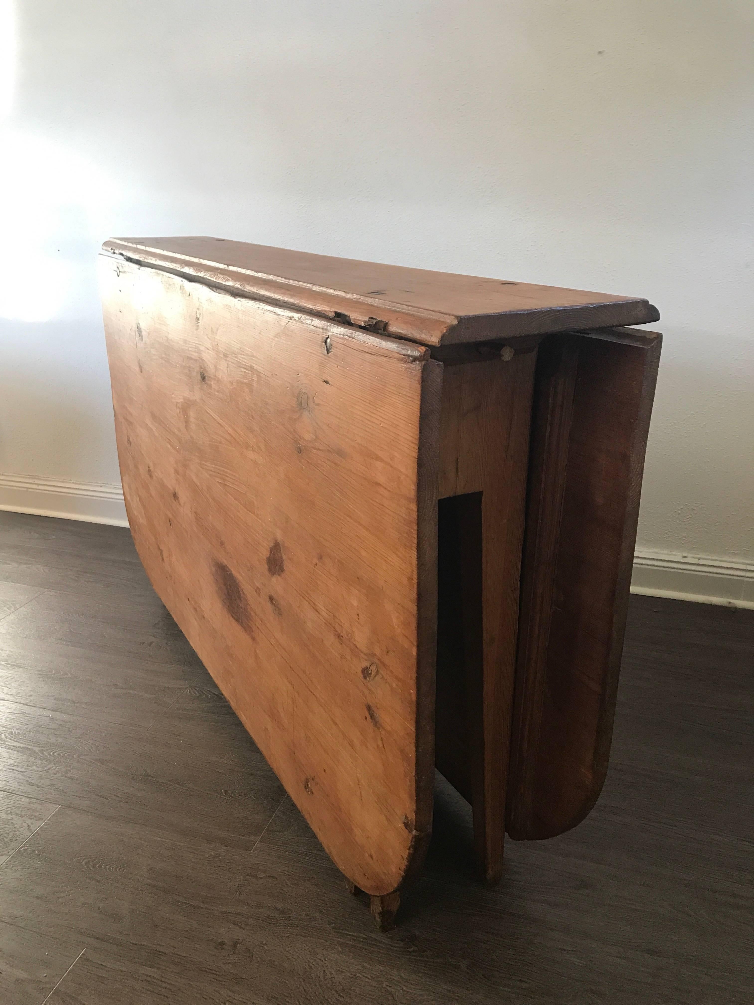 Large Swedish 18th century pine wood drop-leaf gate leg table.
A fantastic and very beautiful drop leaf table made out of pine in a very classy and high end way. Please see all the pictures for close up details that make this table very rare. The
