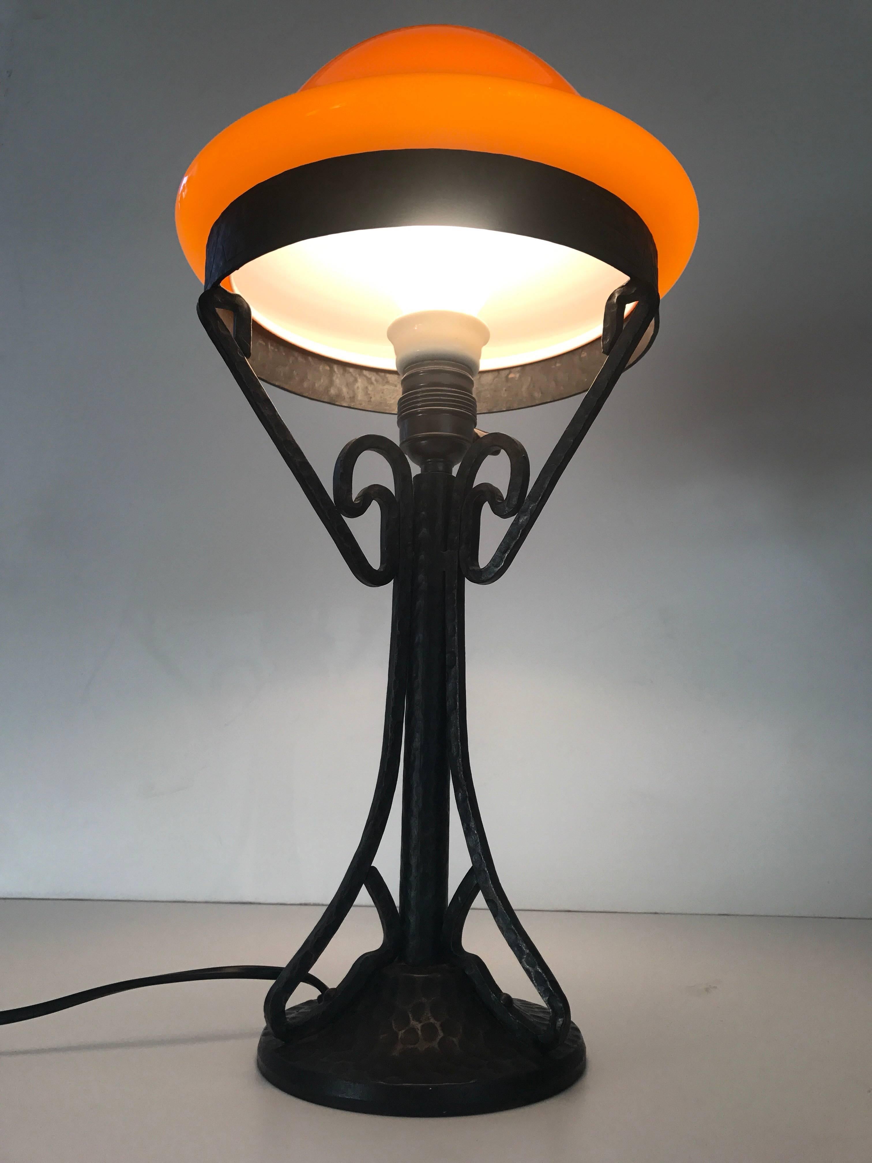 Swedish Art Nouveau Jugendstil 1915 wrought irion and glass table lamp. A very beautiful and nice rare table lamp made in the early 20th century. The glass shade was most likely made at Pukeberg or Orrefors. The color is absolutely amazing and it