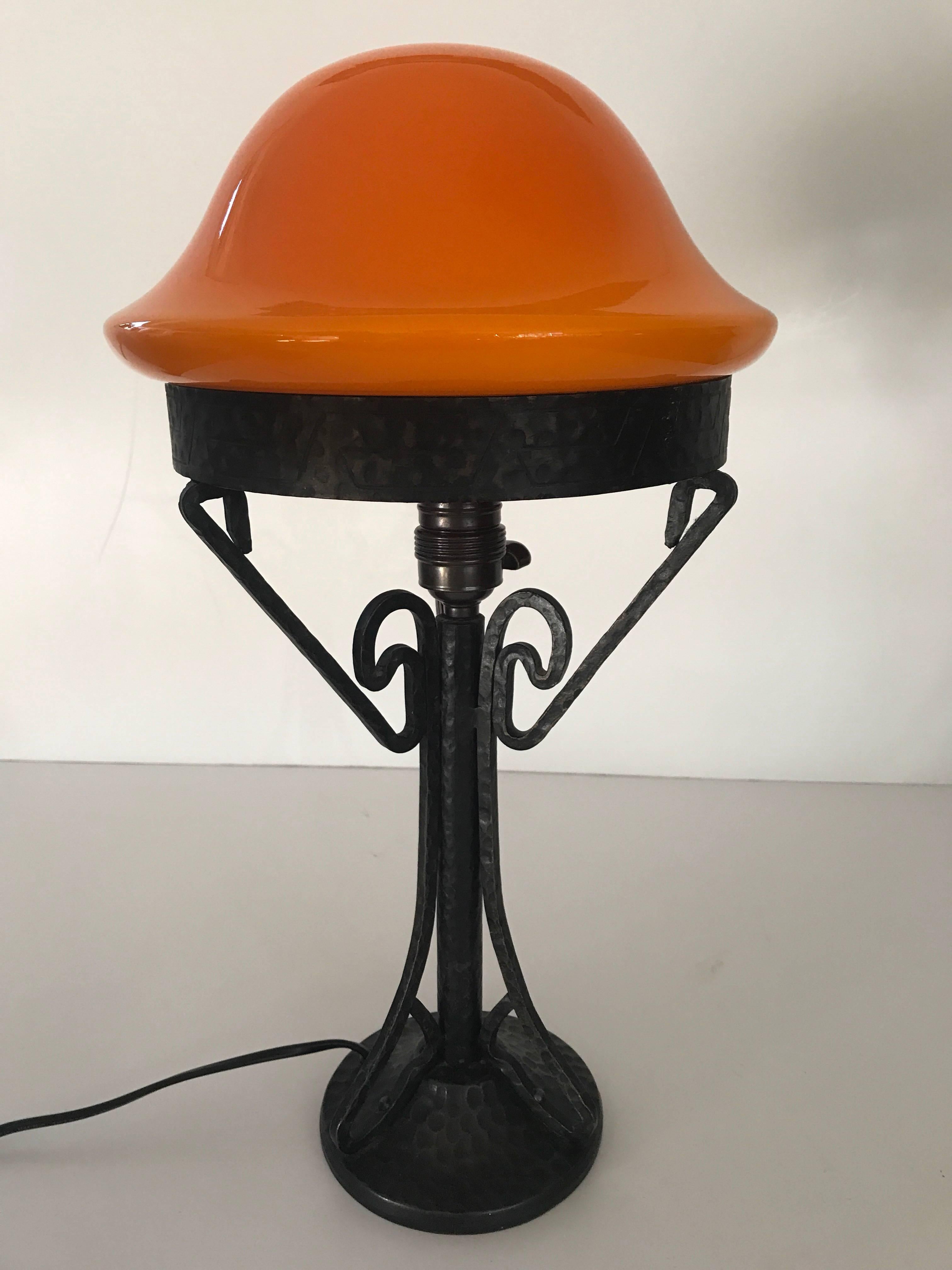 Swedish Art Nouveau Jugendstil 1915 Wrought Irion and Glass Table Lamp In Excellent Condition For Sale In Drottningholm, SE