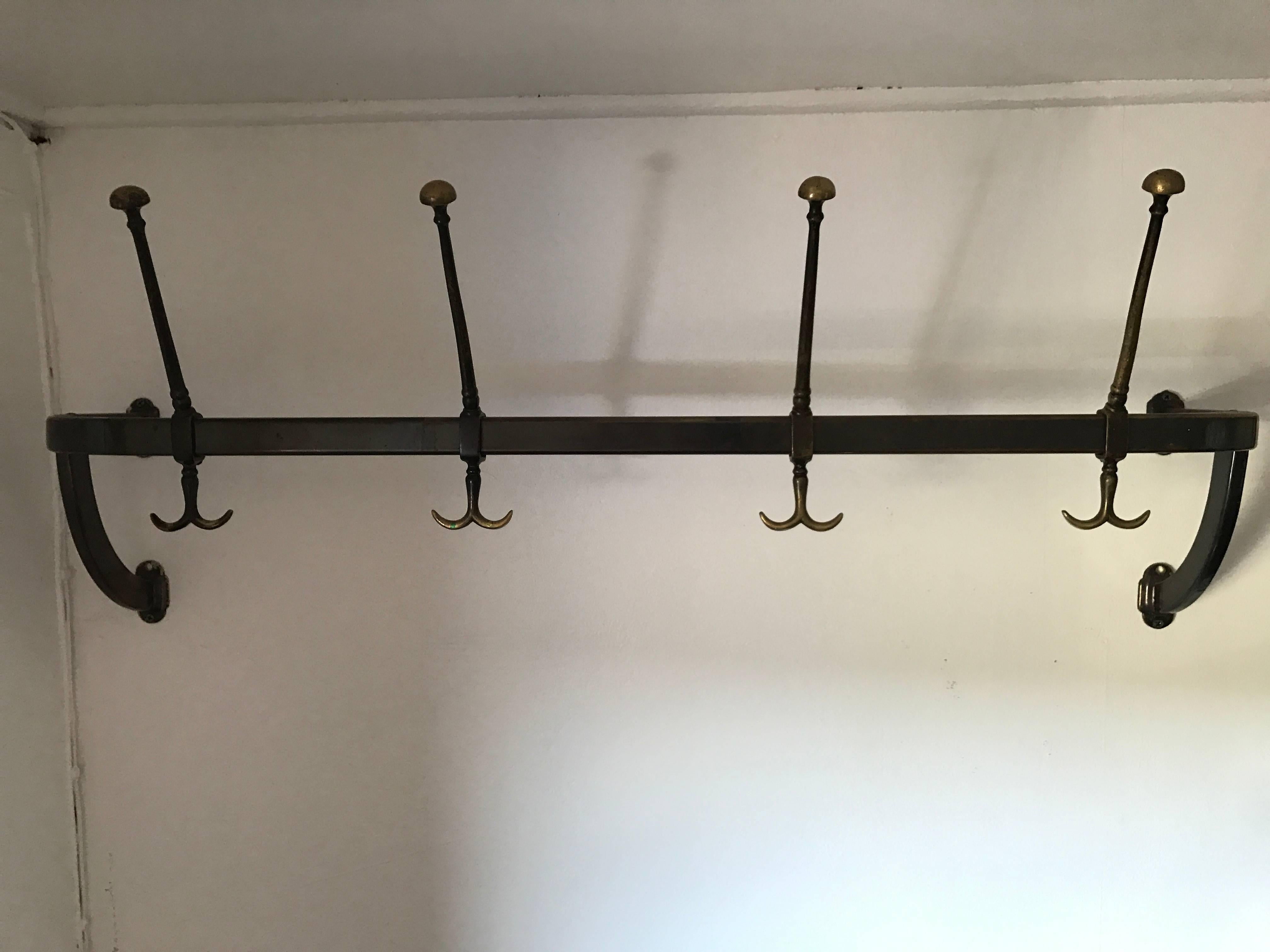 Italian or French brass Art Nouveau Jugendstil hat and coat rack, 1920. A very beautiful, clean and sober rack made of brass and most likely made in France or Italy in the first quarter of the 20th century. The patina on this rack is just fantastic