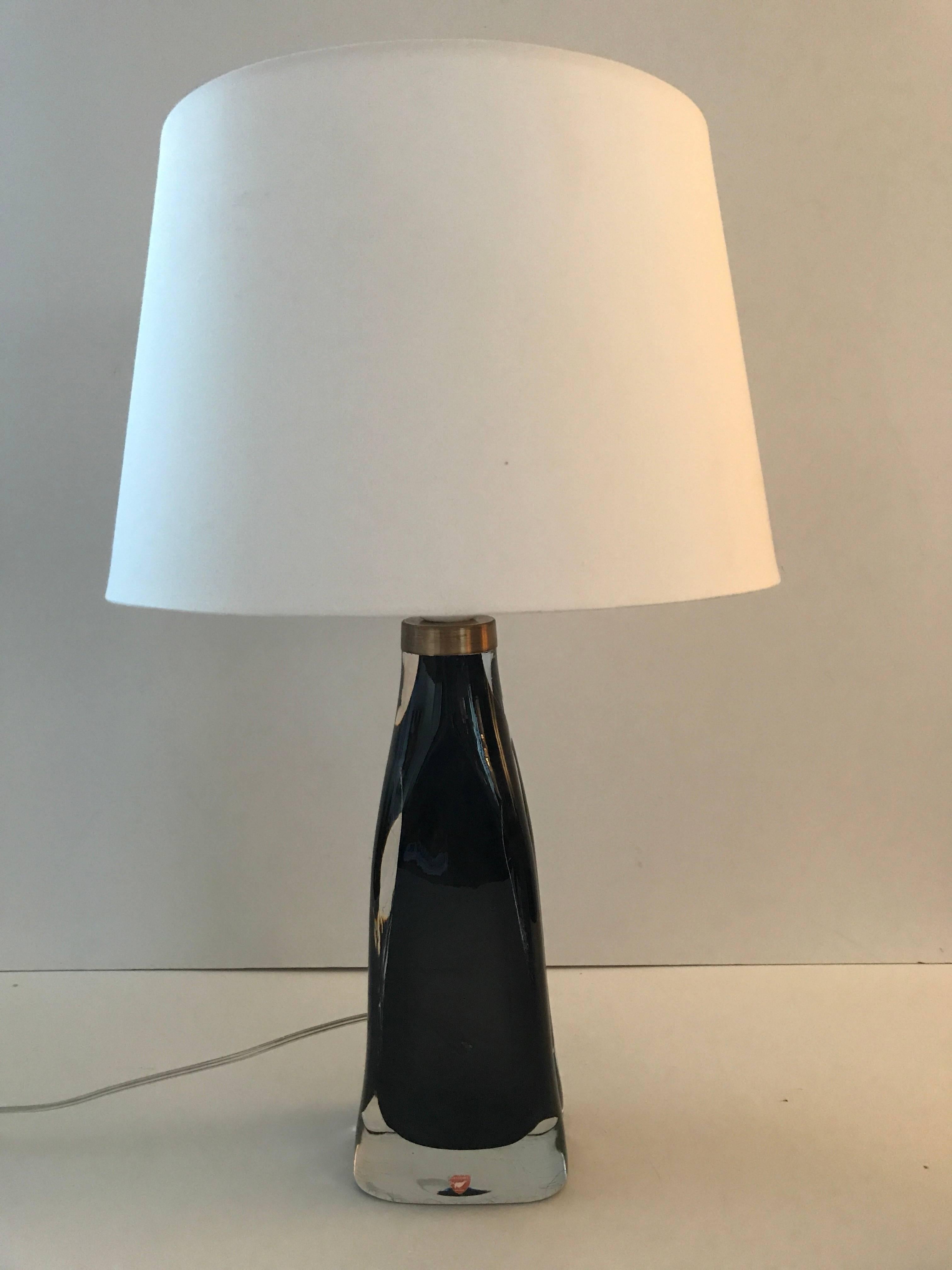 Large Swedish orrefors Nils Landberg smoke blue grey glass table lamp 1950s.
A large art glass table lamp designed by Carl Fagerlund for Orrefors in the mid-20th century.
Carl Fagerlund 1915-2011, was a lightning architect that both designed lamps