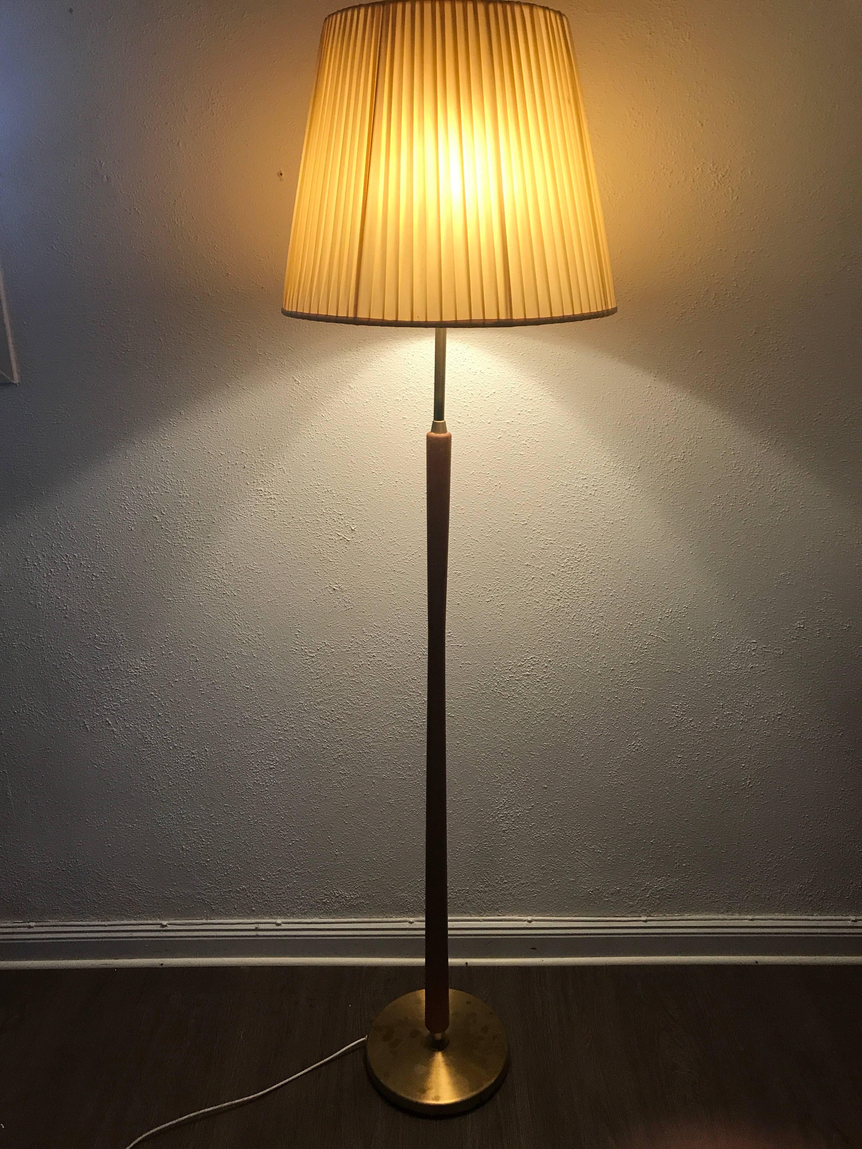 Large Swedish ASEA up and downlight floor lamp by Hans Bergström.
A very large and heavy floor lamp with the unique up and downlight system by ASEA made in the 1950s. The light can be either down, up or both as shown in the pictures. The shade is