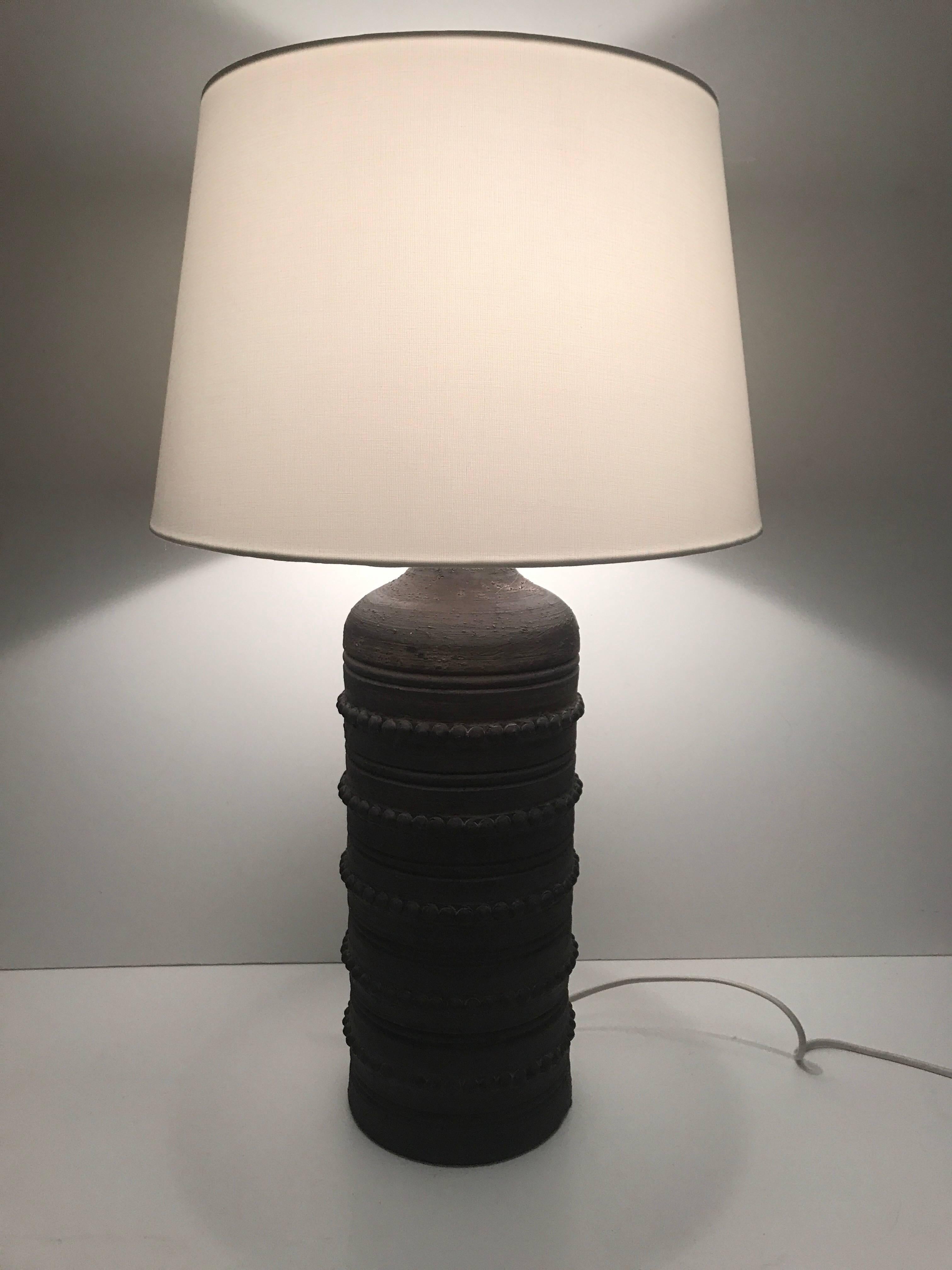 Large Swedish ceramic table lamp by Italian manufacturer Bitossi, 1960.
A very large and rare table lamp most likely made by Bitossi, Italy. The lamp measures 60 cm in height and the diameter of the shade is 34 cm, the lamp is in a fantastic