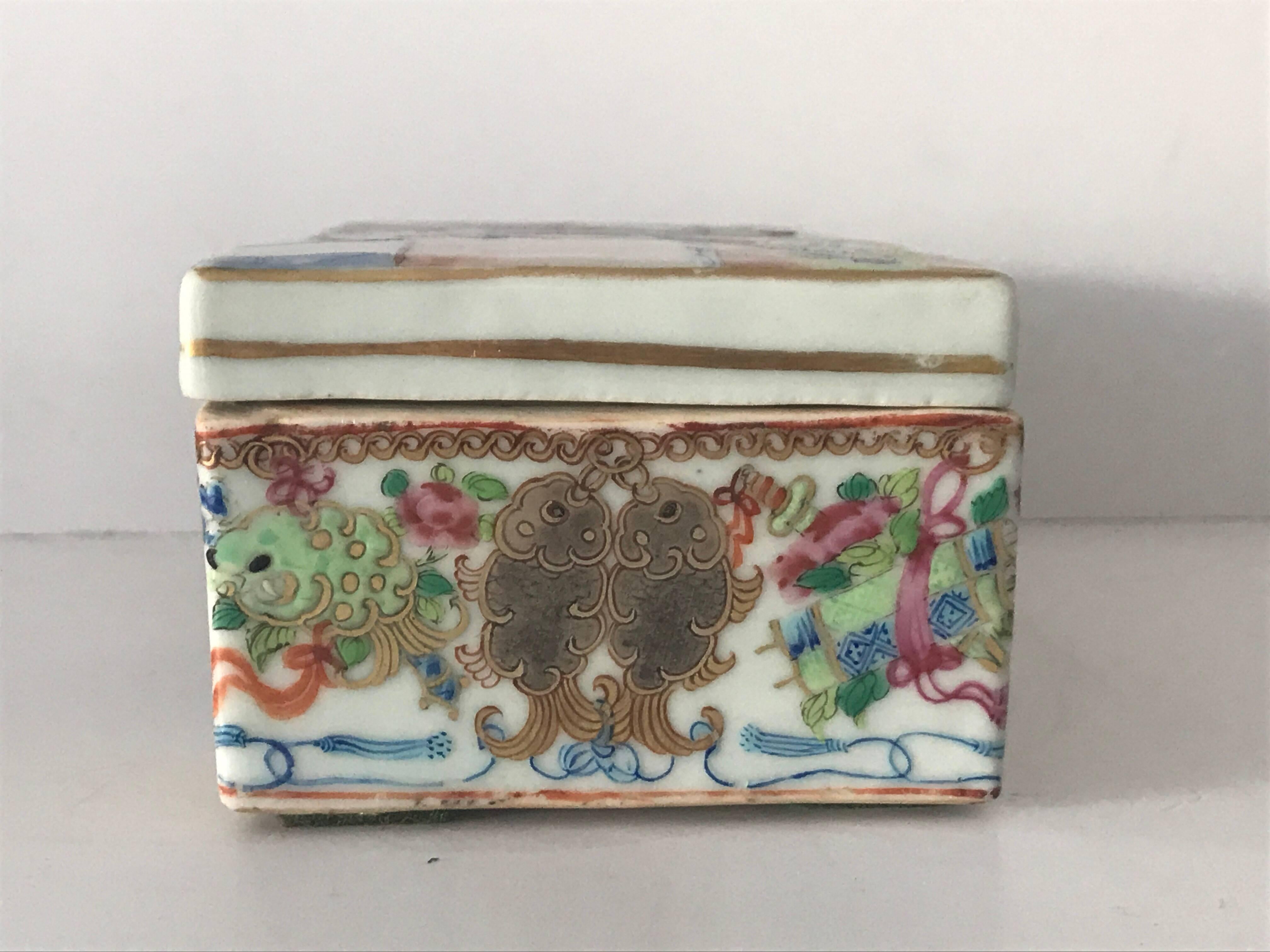 Chinese Daoguang Reign Famille Rose Box with Cover    In Good Condition In Drottningholm, SE