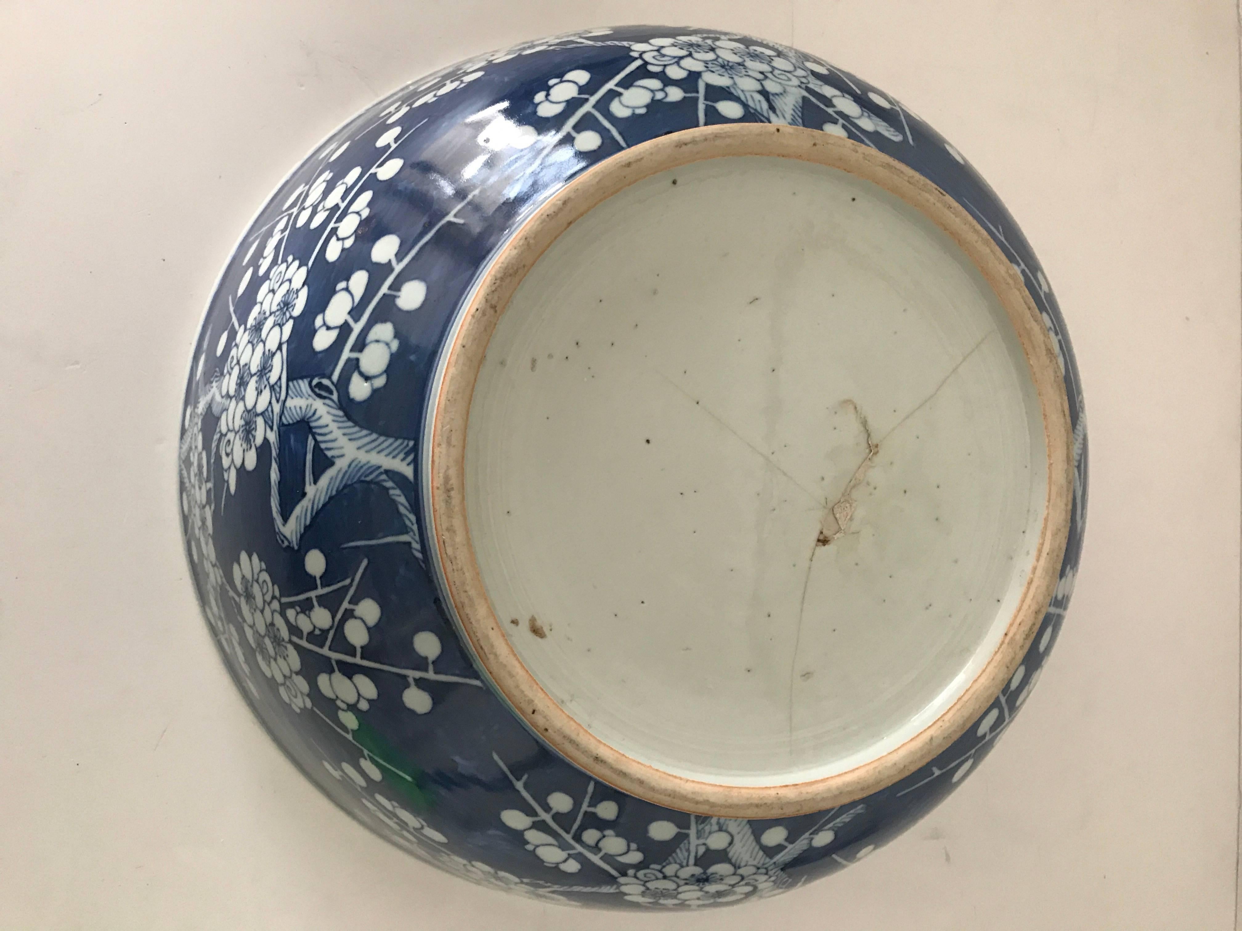 Very Large Punch Chinese 19th Century Blue and White Porcelain Punch Bowl For Sale 1