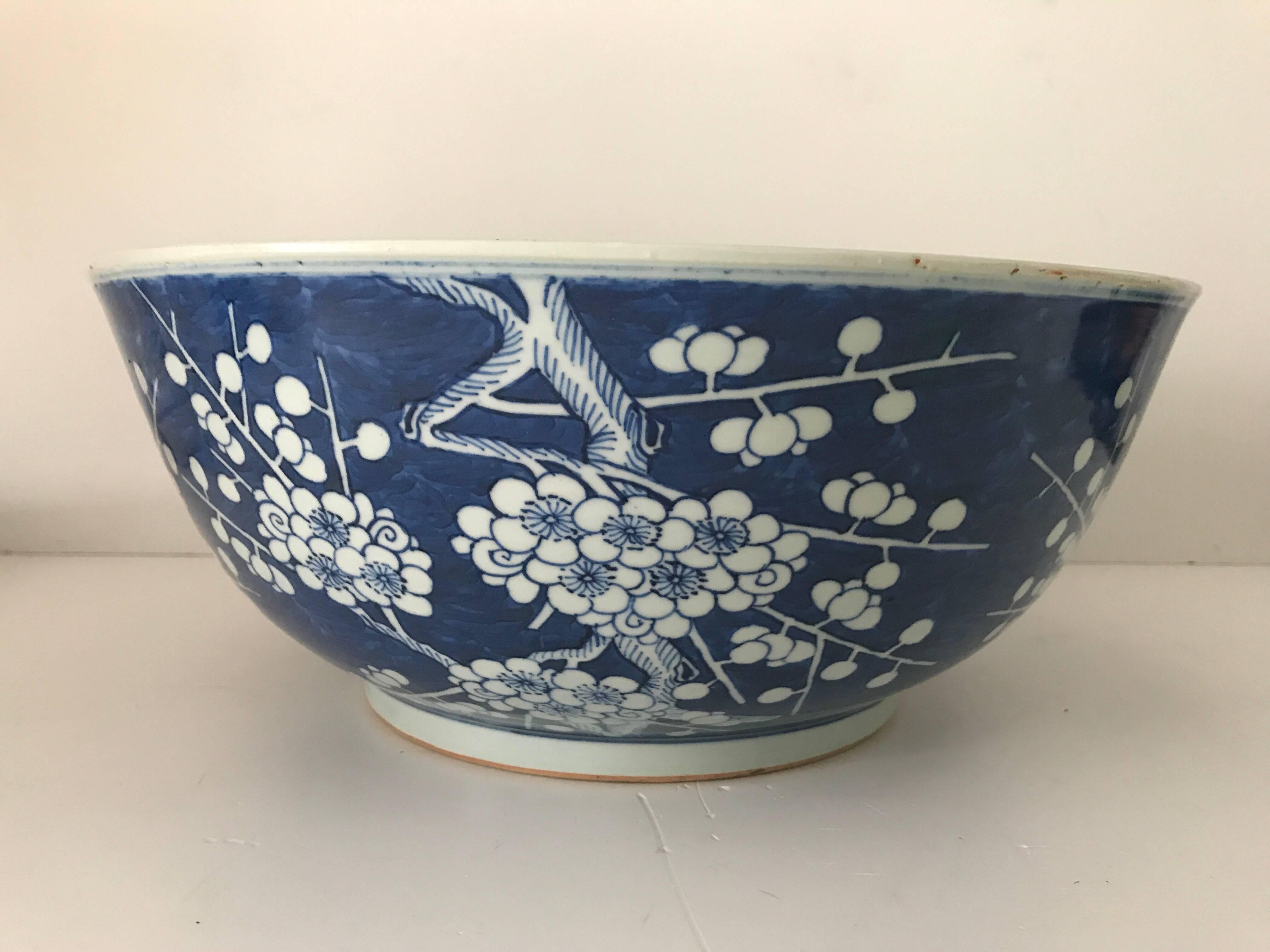 Very Large Punch Chinese 19th Century Blue and White Porcelain Punch Bowl In Fair Condition For Sale In Drottningholm, SE