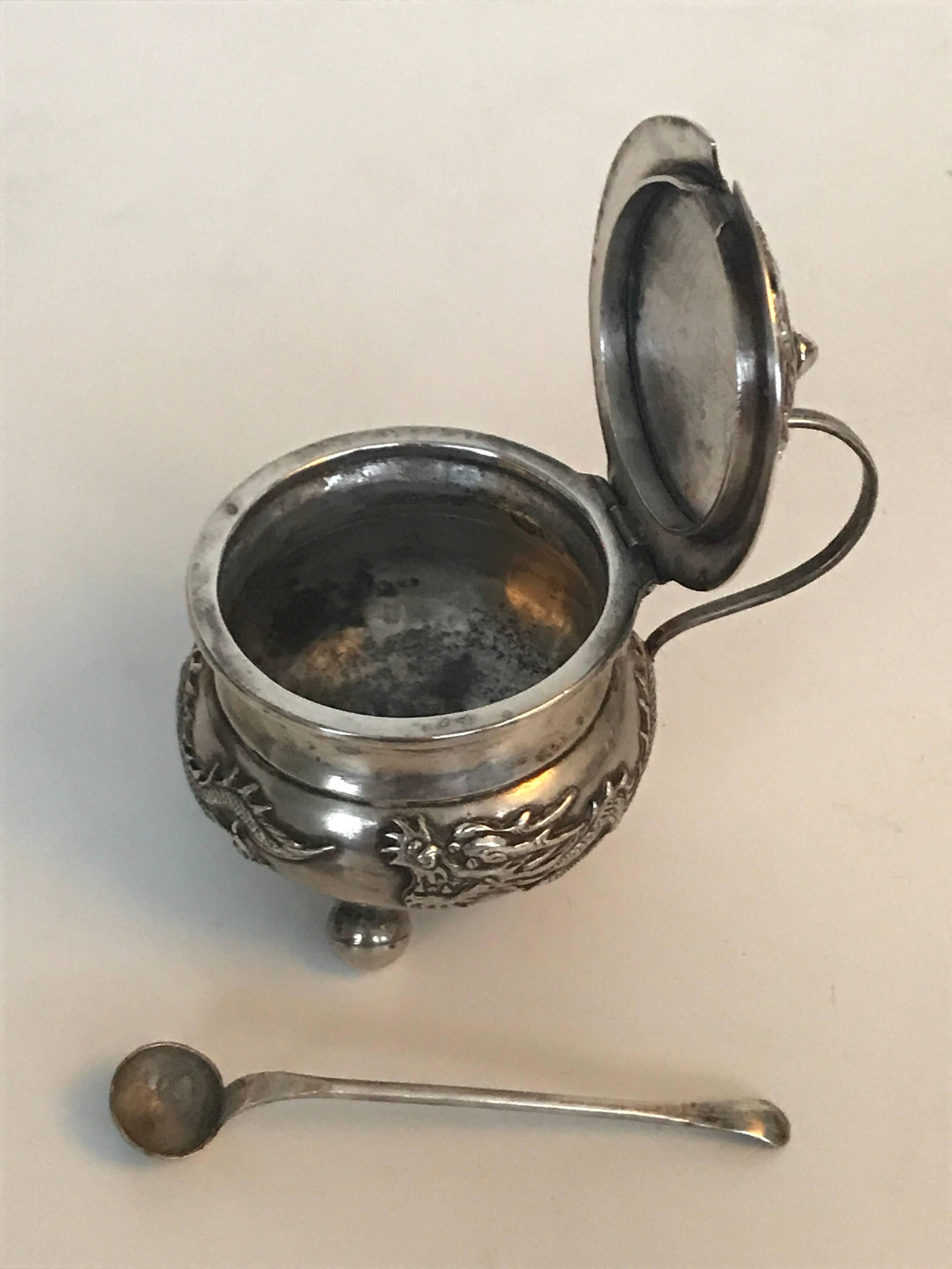 Wang Hing Chinese Export Silver Dragon Mustard Pot with Spoon Early 20th Century In Excellent Condition For Sale In Drottningholm, SE