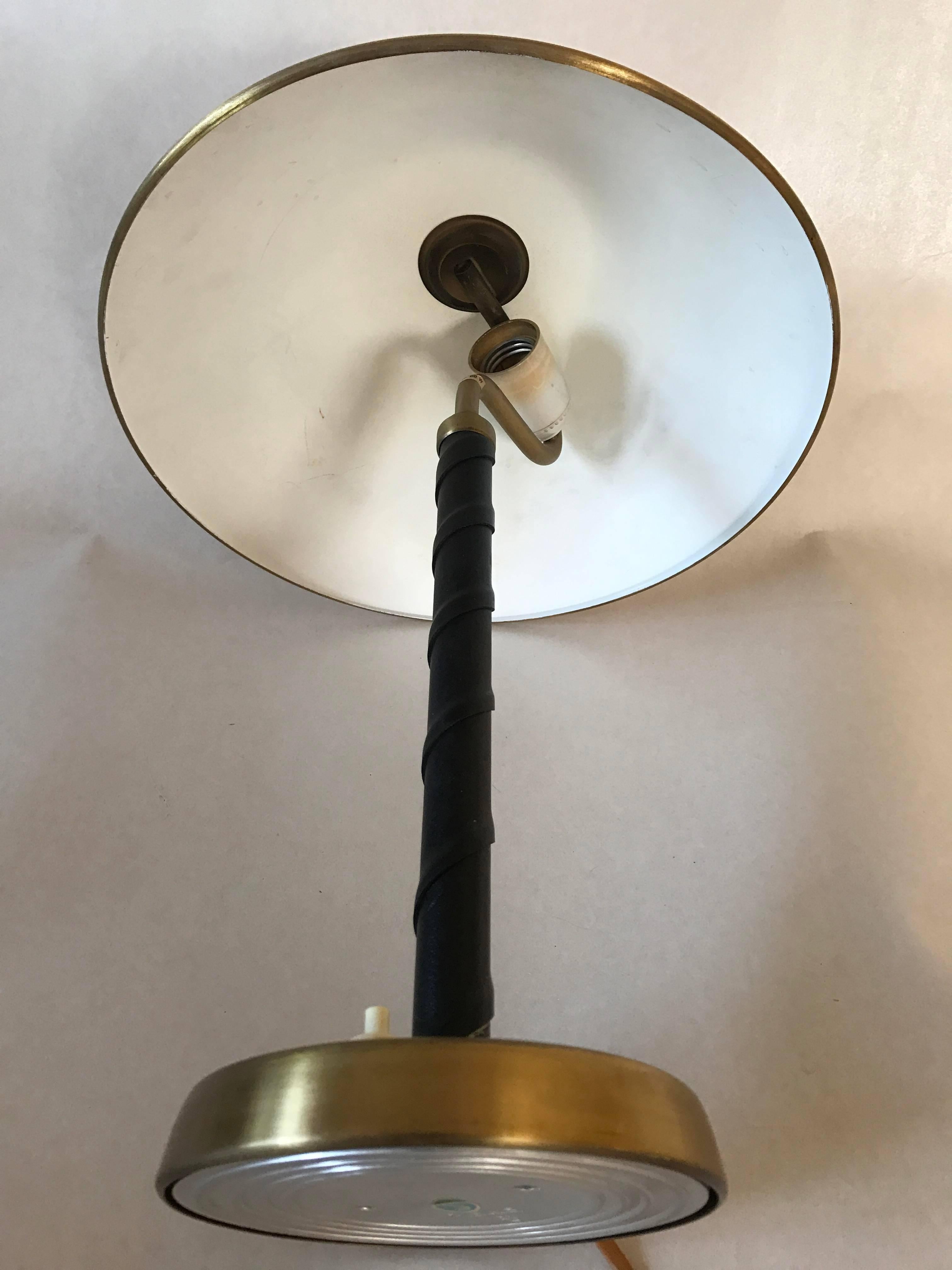 1935-1940 Swedish Brass and Leather Table Lamp by Einar Bäckström In Excellent Condition In Drottningholm, SE