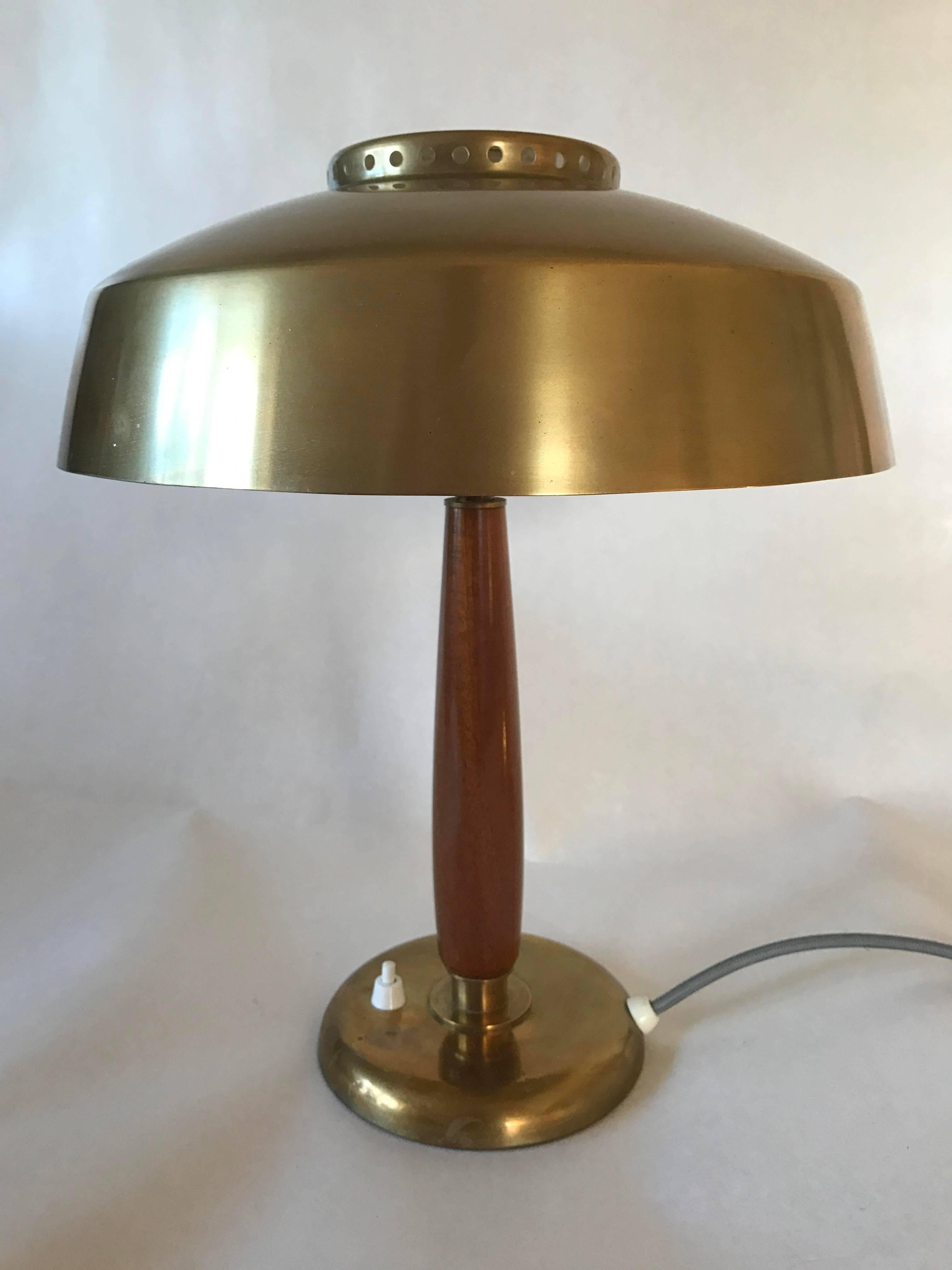 1940-1950 Swedish brass and oak table lamp Hans Bergström. A nice and rare Swedish modern table lamp made of brass and oak. The height of the lamp is 36cm and the diameter of the shade is 30cm. The lamp is in a fantastic condition and all cords has