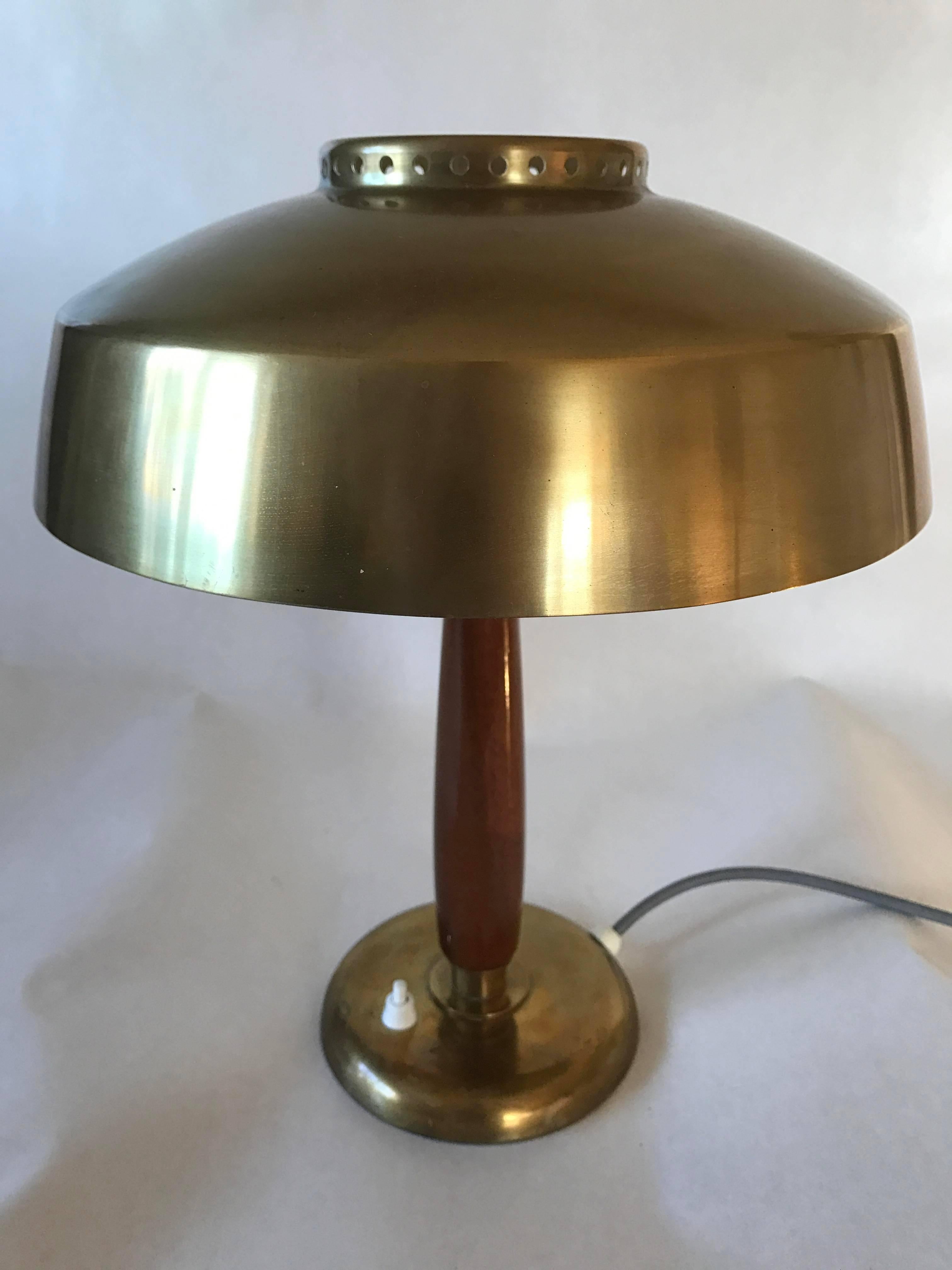 Scandinavian Modern 1940-1950 Swedish Brass and Oak Table Lamp Hans Bergström For Sale