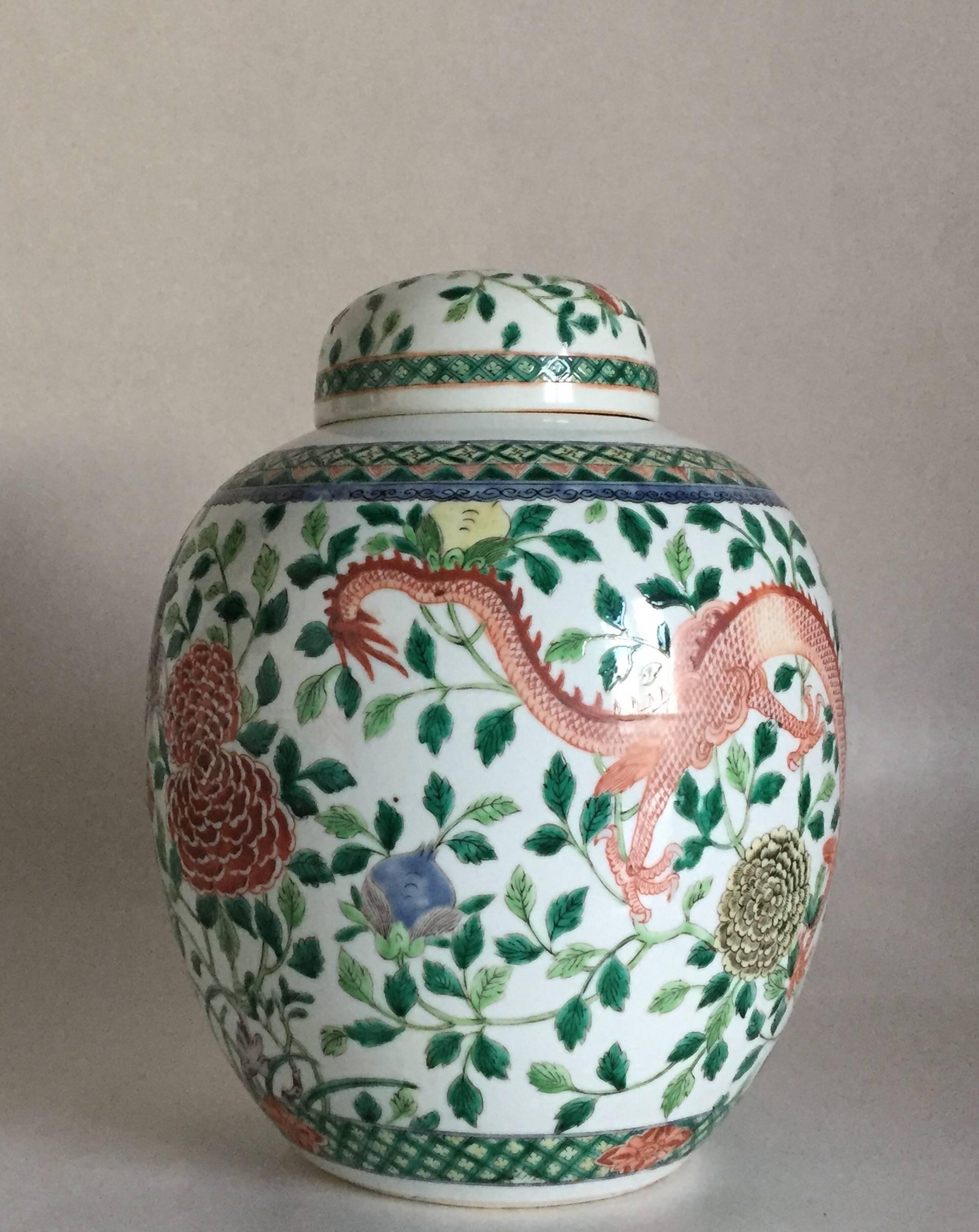 Late 19th-Early 20th Century Chinese Famille Verte Lidded Dragon Jar In Excellent Condition In Drottningholm, SE