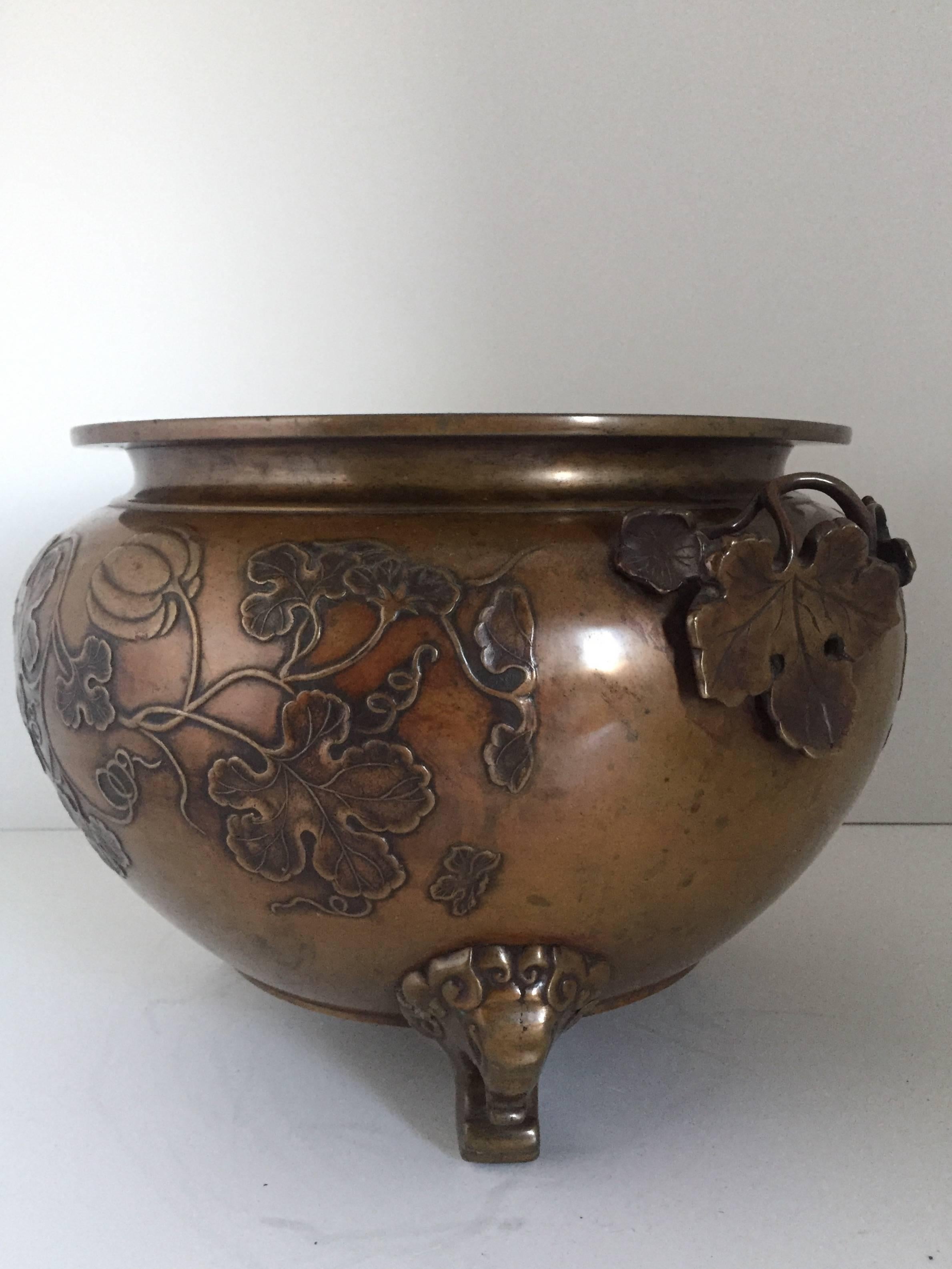 Early 20th Century Large Japanese Bronze Jardiniere Flowerpot For Sale 1