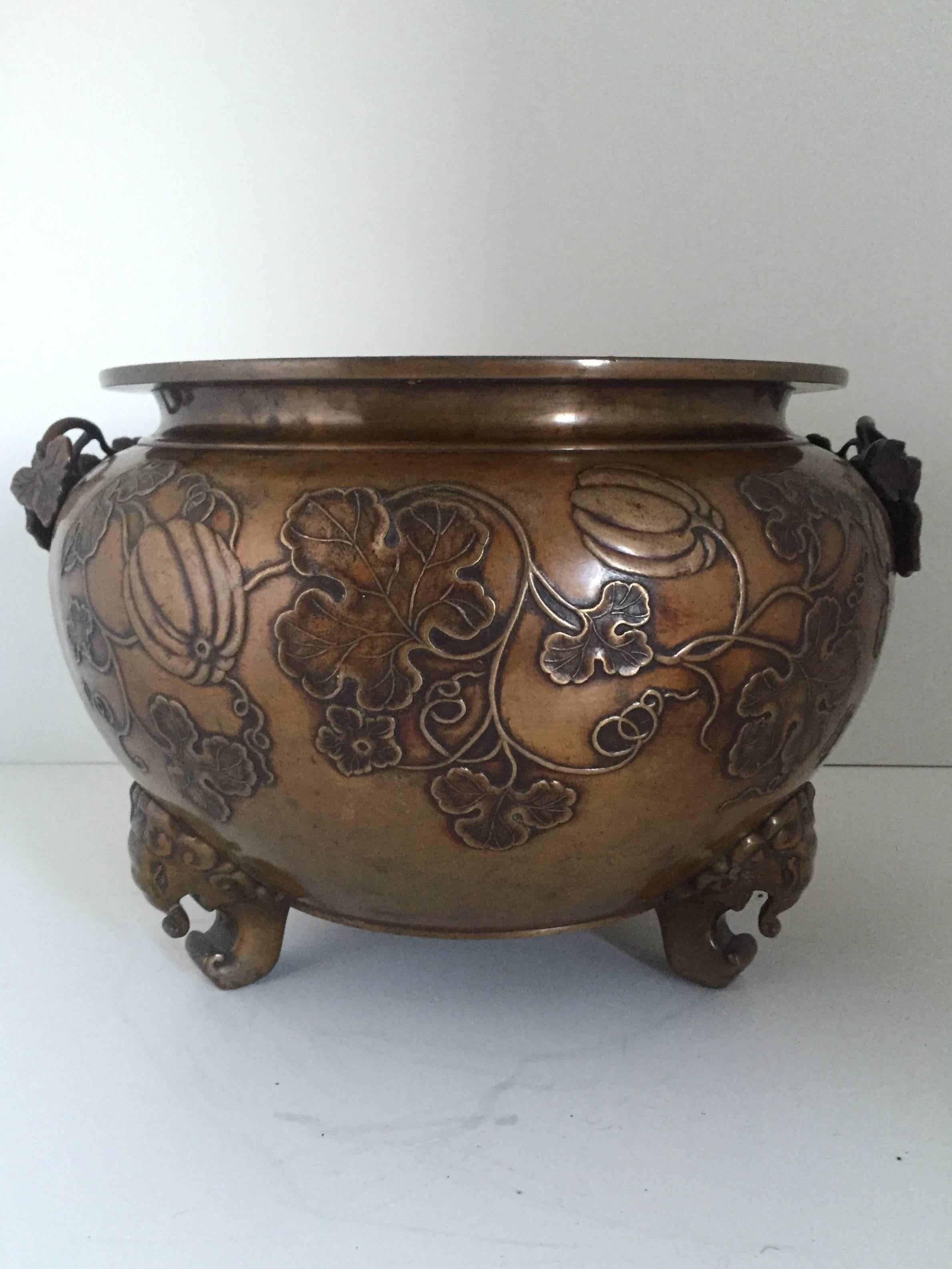 Early 20th Century Large Japanese Bronze Jardiniere Flowerpot For Sale 2
