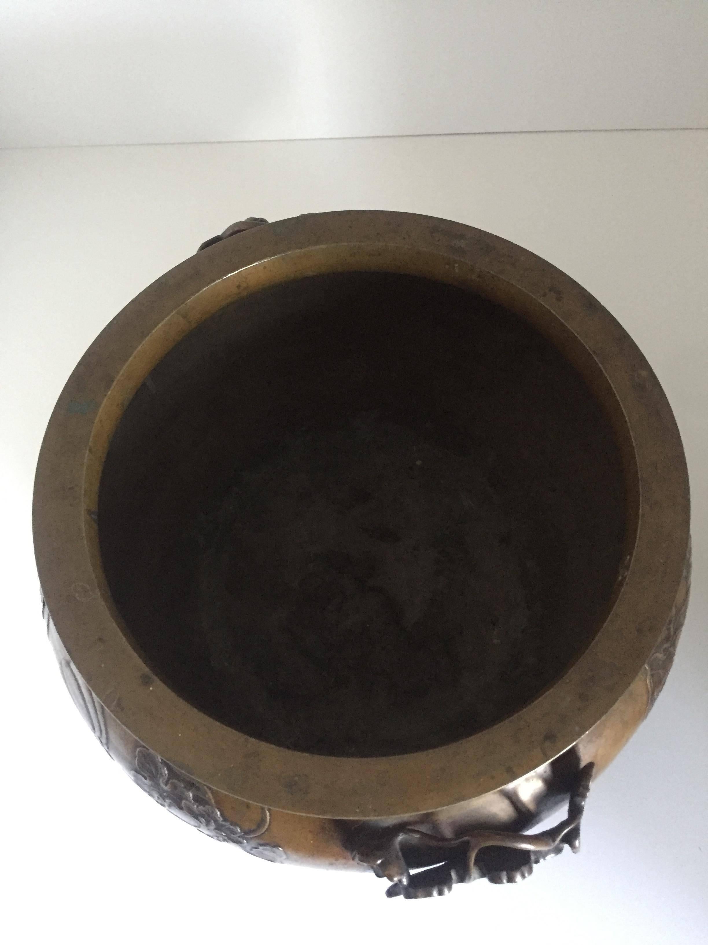 Early 20th Century Large Japanese Bronze Jardiniere Flowerpot For Sale 4