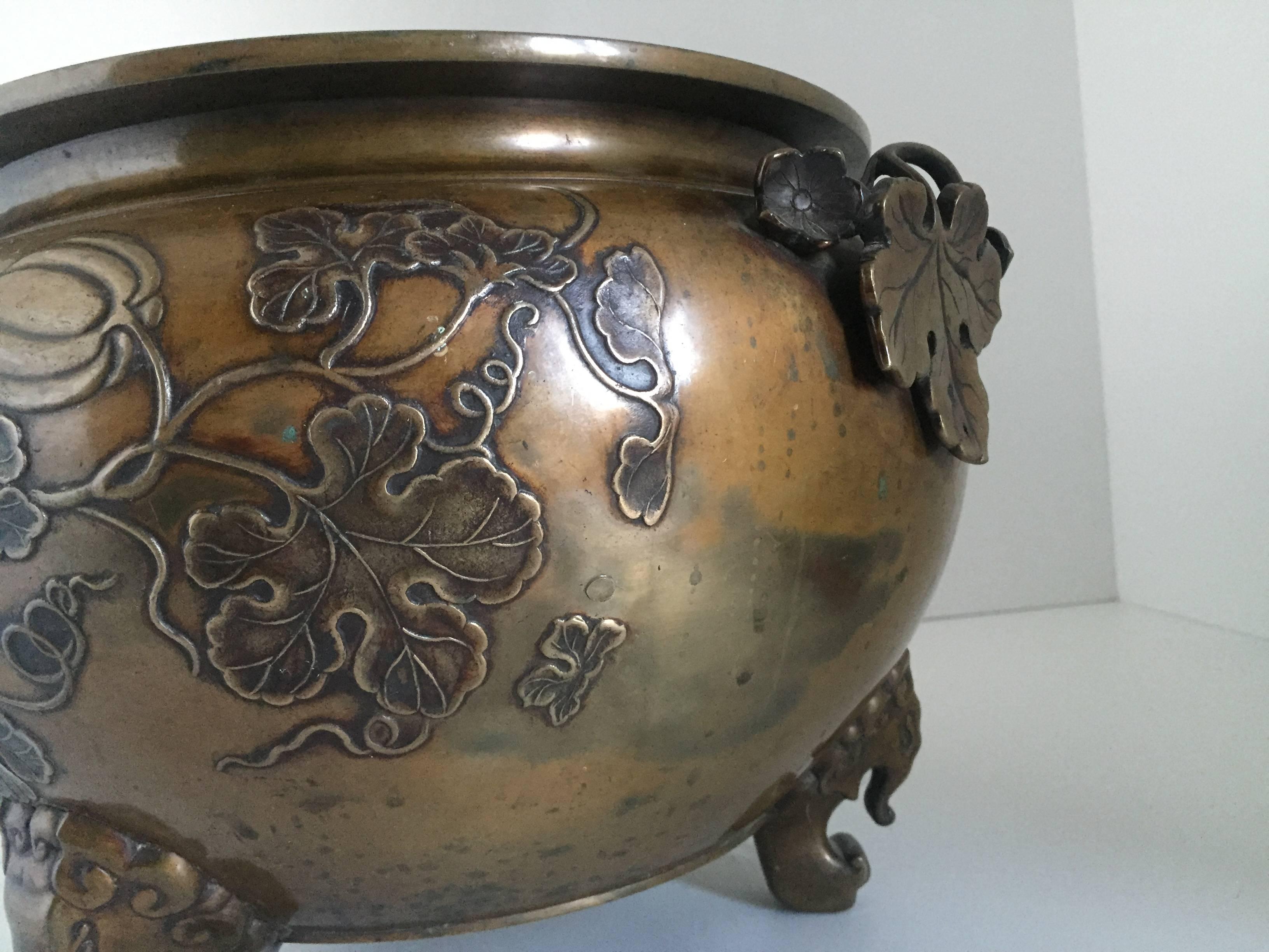Early 20th Century Large Japanese Bronze Jardiniere Flowerpot For Sale 5
