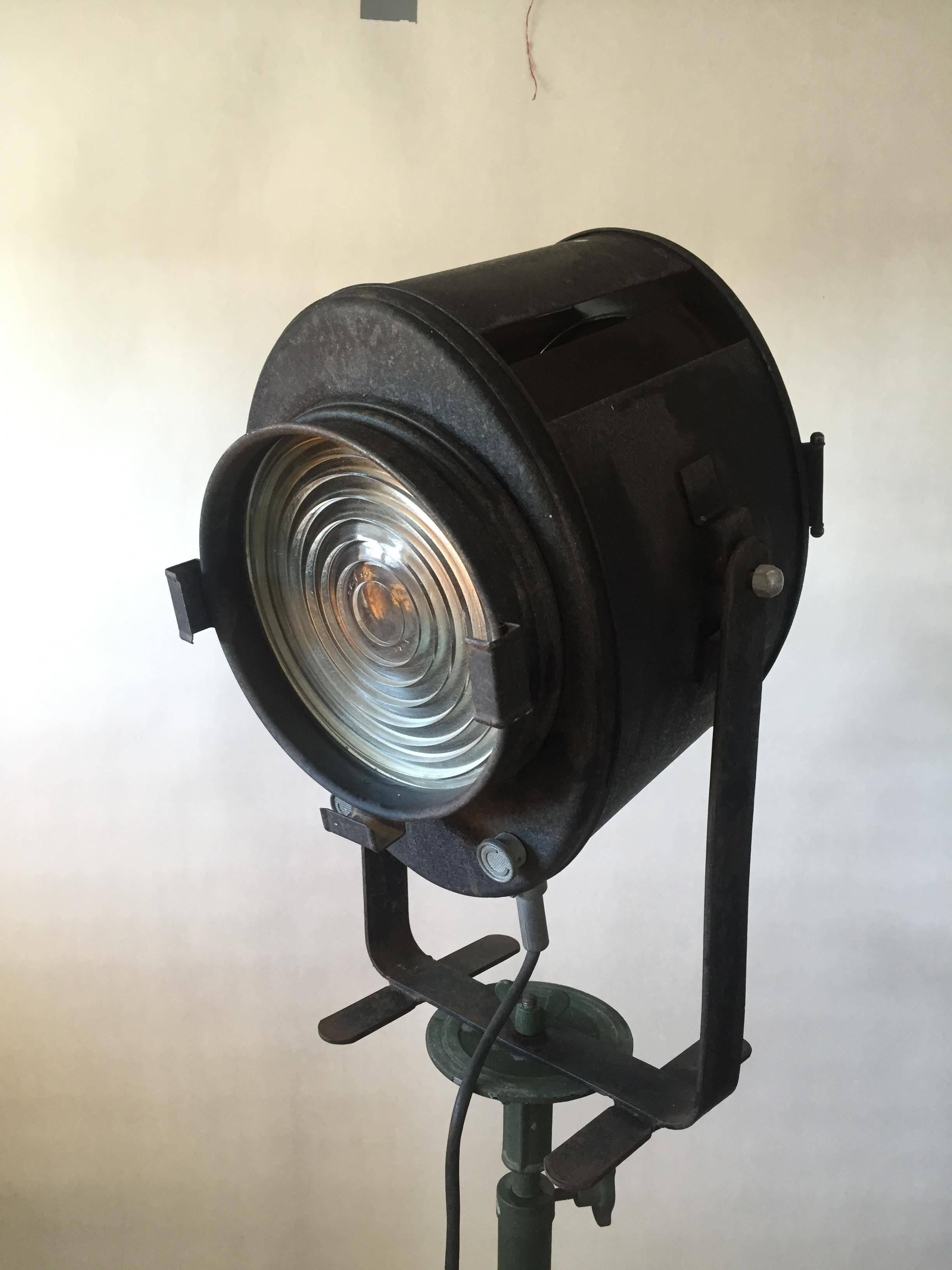 1925 AE Cremer Paris studio lamp
A original nice working studio movie spotlight mounted on a metal stand with wheels and adjustable height. All the mechanic features, zoom and diameter of the light cone, works without any problems and the original