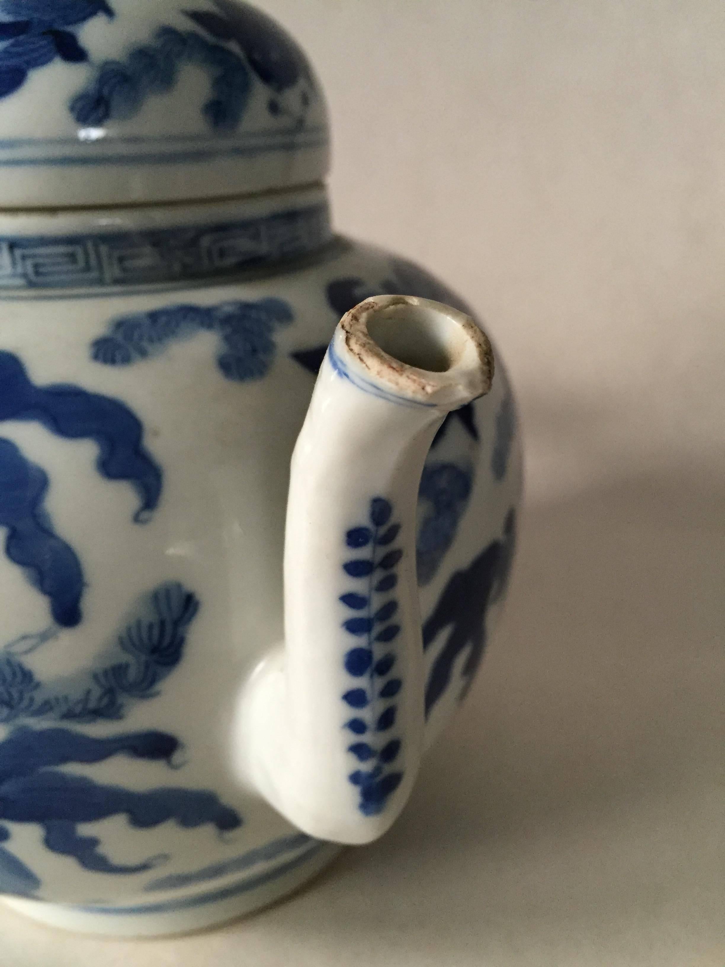 18th Century Chinese Blue and White Porcelain Teapot Kangxi, Yongzheng Reign In Excellent Condition In Drottningholm, SE