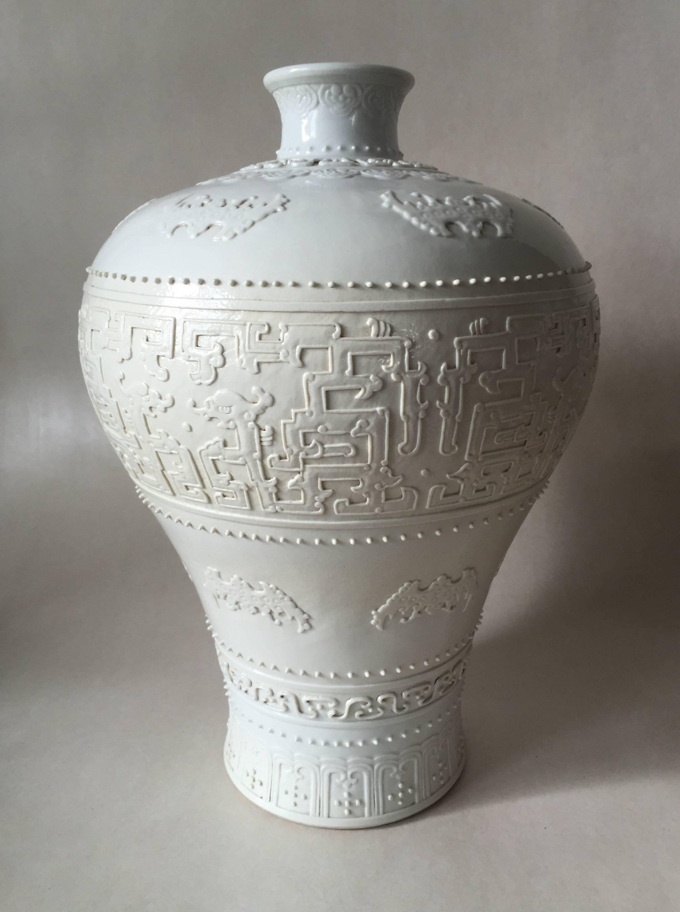 An absolutely fantastic Meiping vase decorated with bats, chilongs and ruyis. The Chilongs that are depicted along the widest part of the vase is made very accurate and precise. This vase is a fantastic early republic reproduction of an imperial