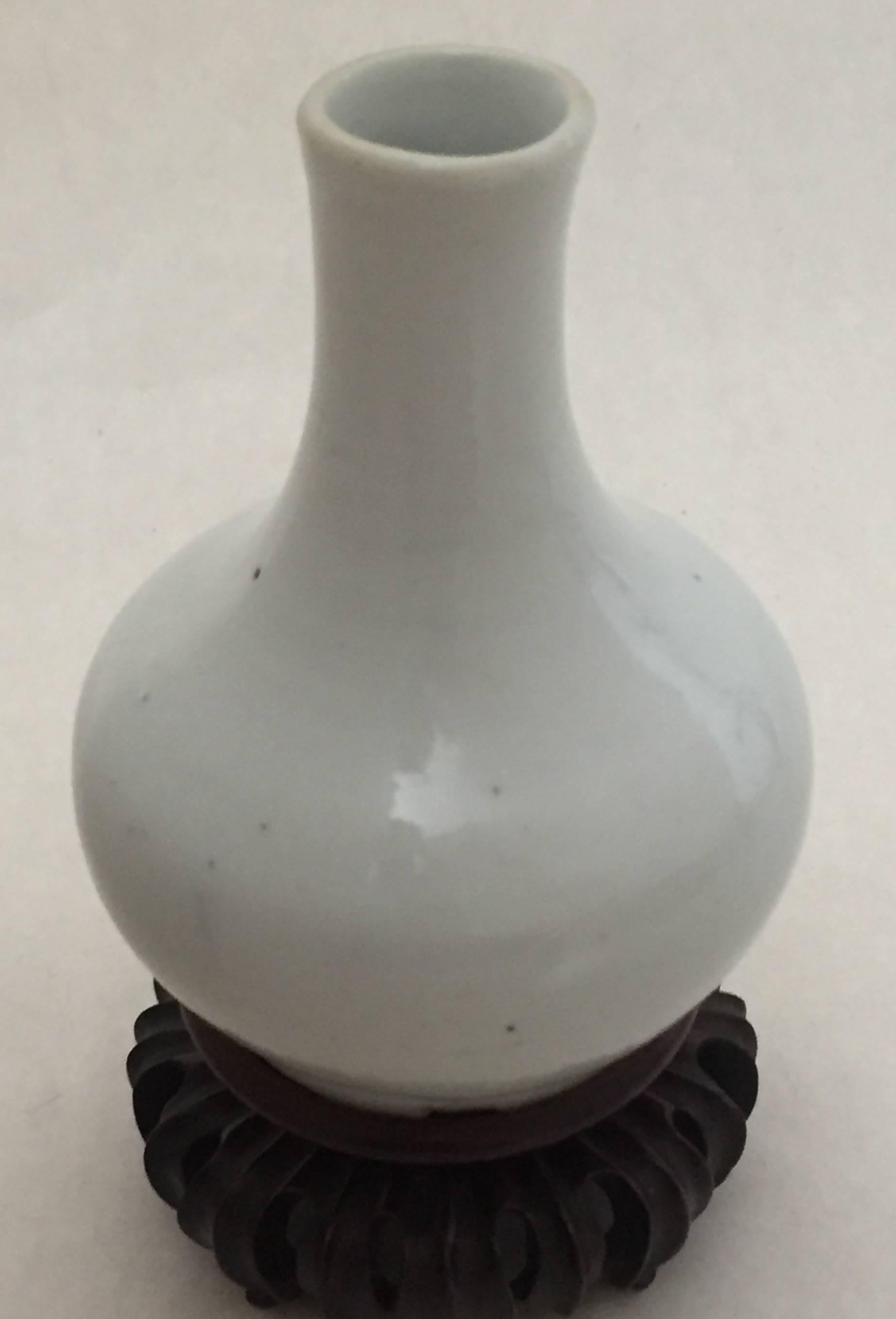 17th-18th Century Chinese Miniature Tianqiuping Vase Monochrome White In Good Condition For Sale In Drottningholm, SE