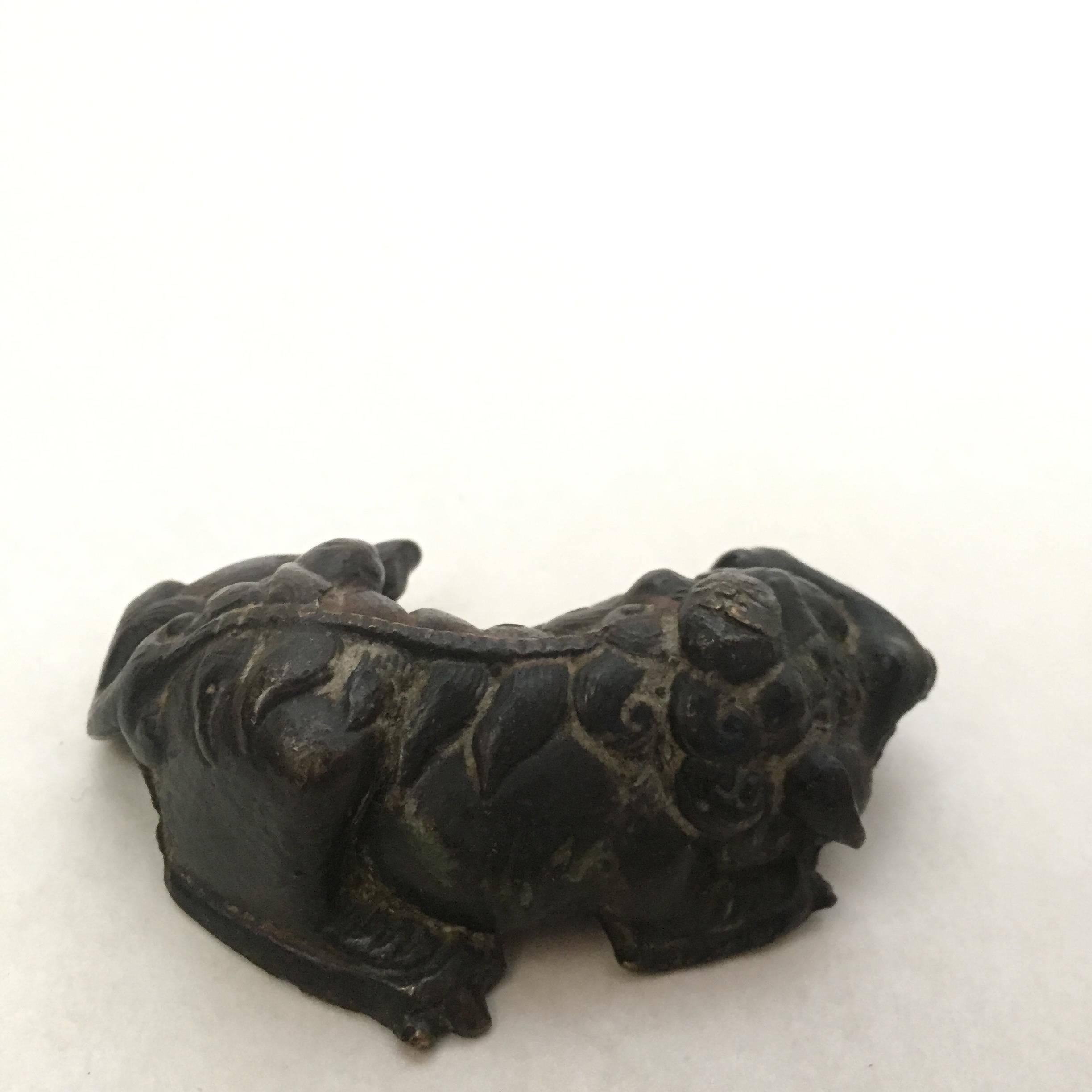 Qing 18th Century Xuande Mark Chinese Bronze Mythical Beast Paper Weight For Sale