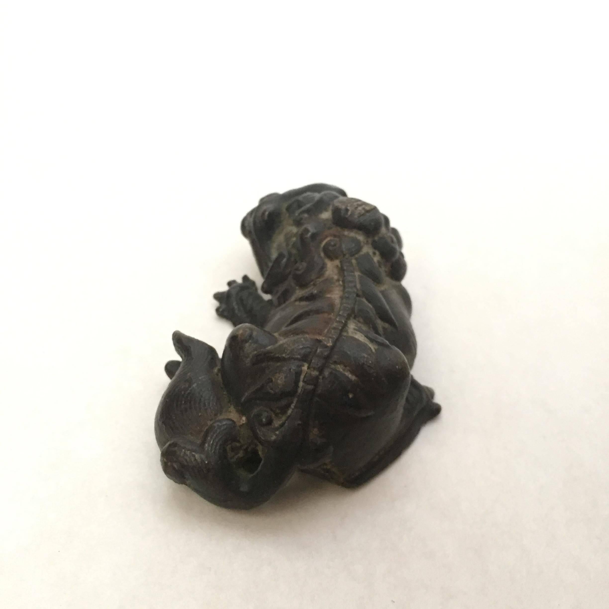 Cast 18th Century Xuande Mark Chinese Bronze Mythical Beast Paper Weight For Sale