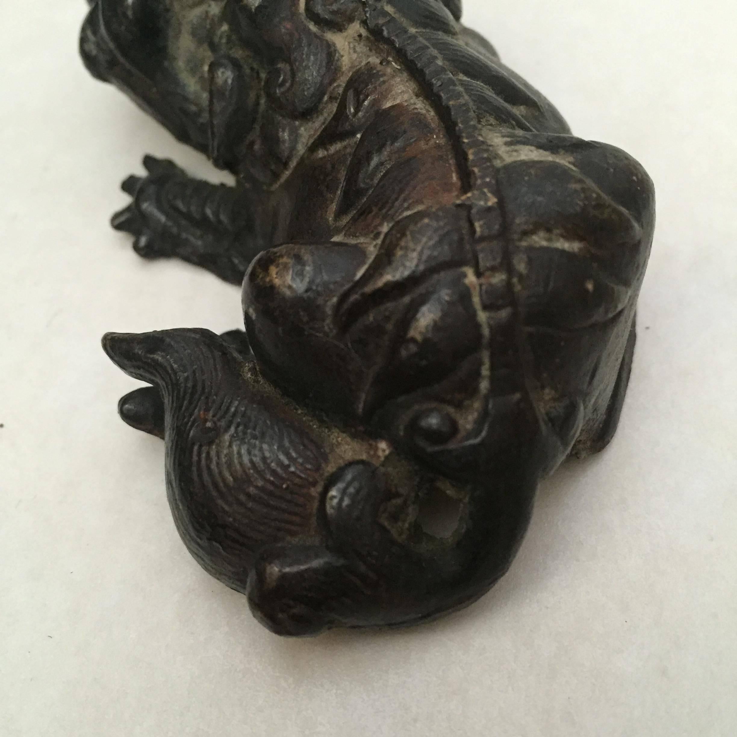 18th Century Xuande Mark Chinese Bronze Mythical Beast Paper Weight For Sale 1