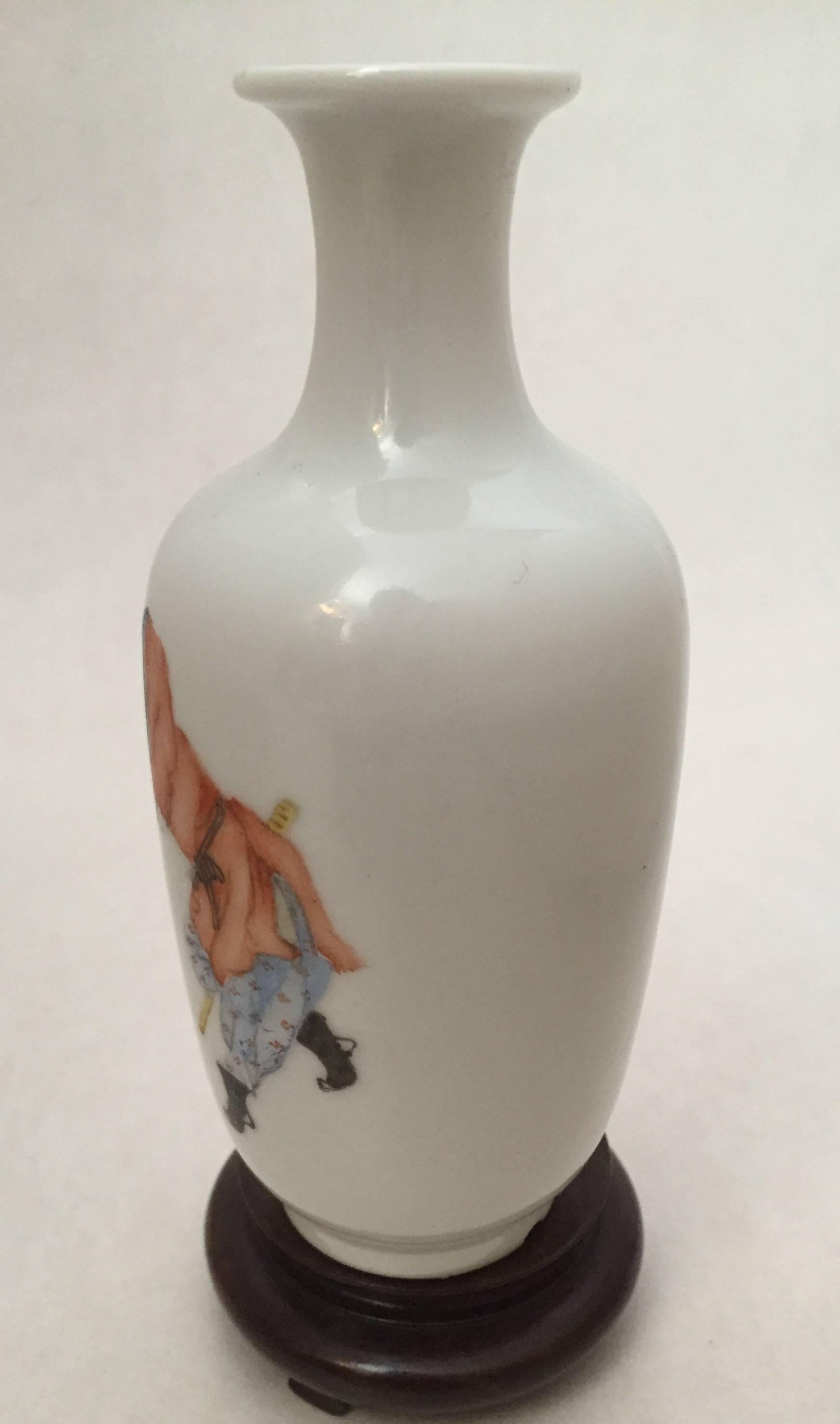 Qing Early 20th Century Chinese Republic Famille Rose Vase For Sale
