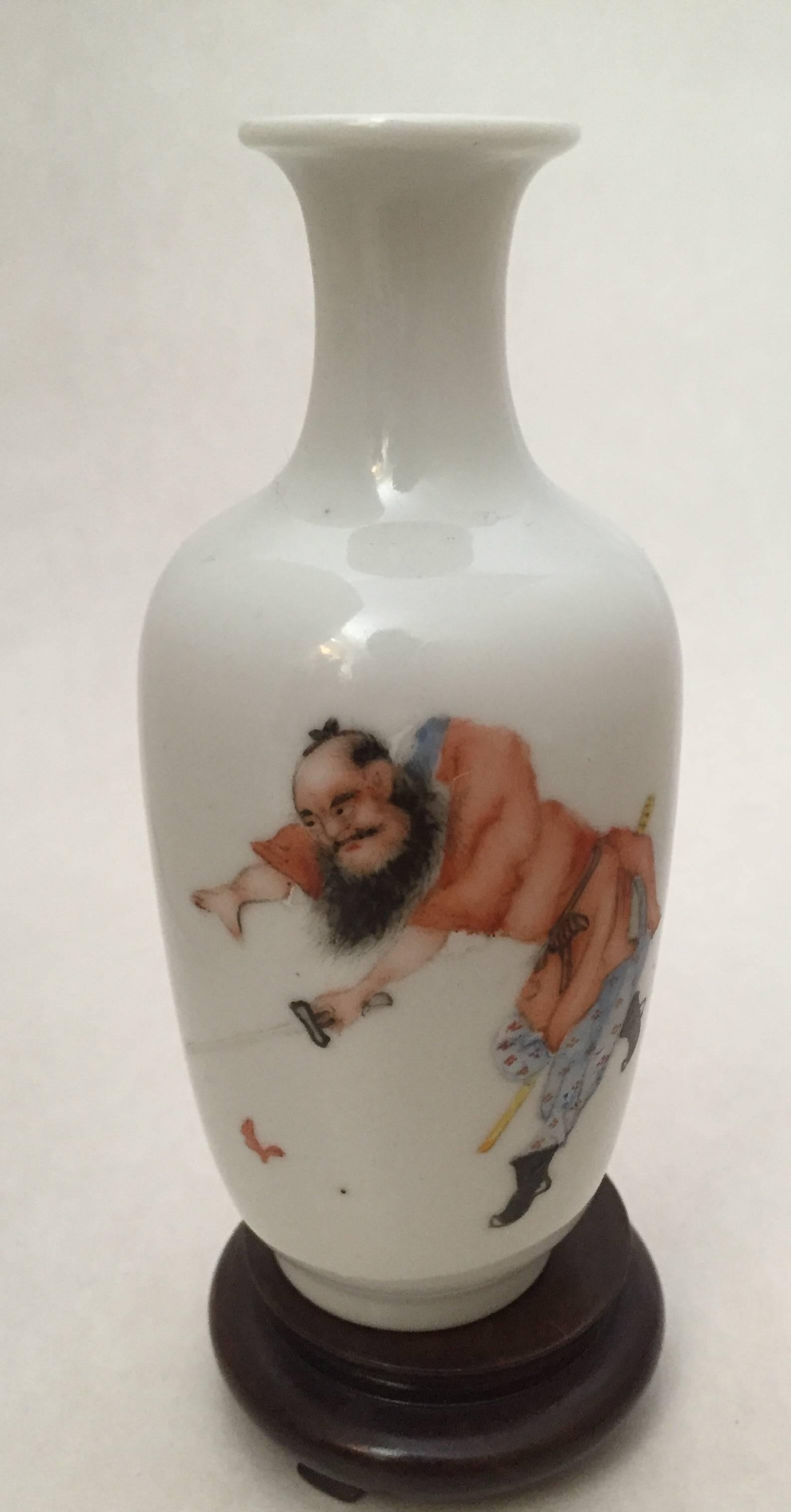 Early 20th Century Chinese Republic Famille Rose Vase In Excellent Condition For Sale In Drottningholm, SE