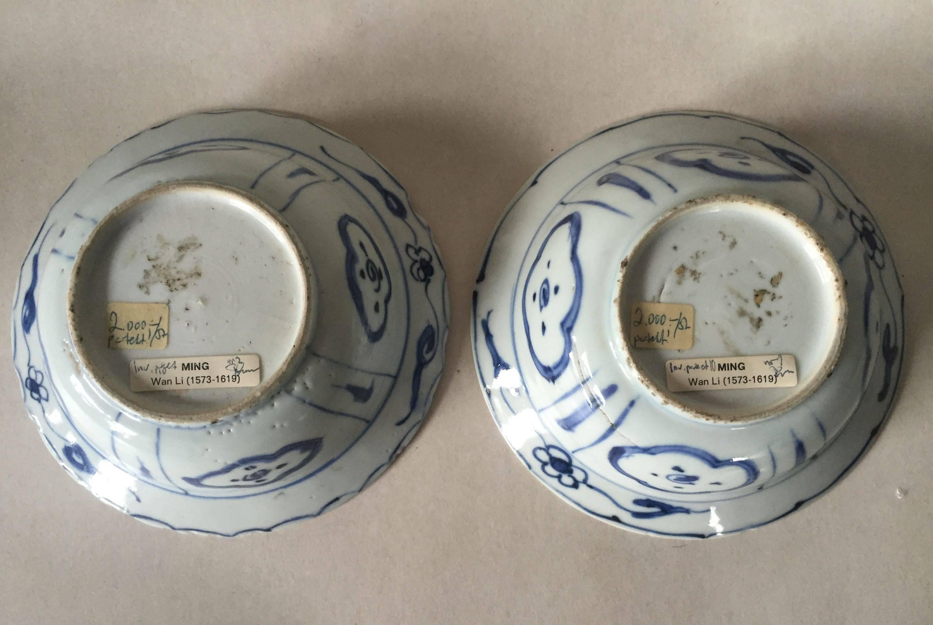 Wanli, 1579-1619 Chinese Klapmuts bowls or Kraak bowls. This is a very beautiful pair in excellent condition without any chips cracks or restorations. There are some firing defects in the glaze, like glazecracks and minor frits to the base.