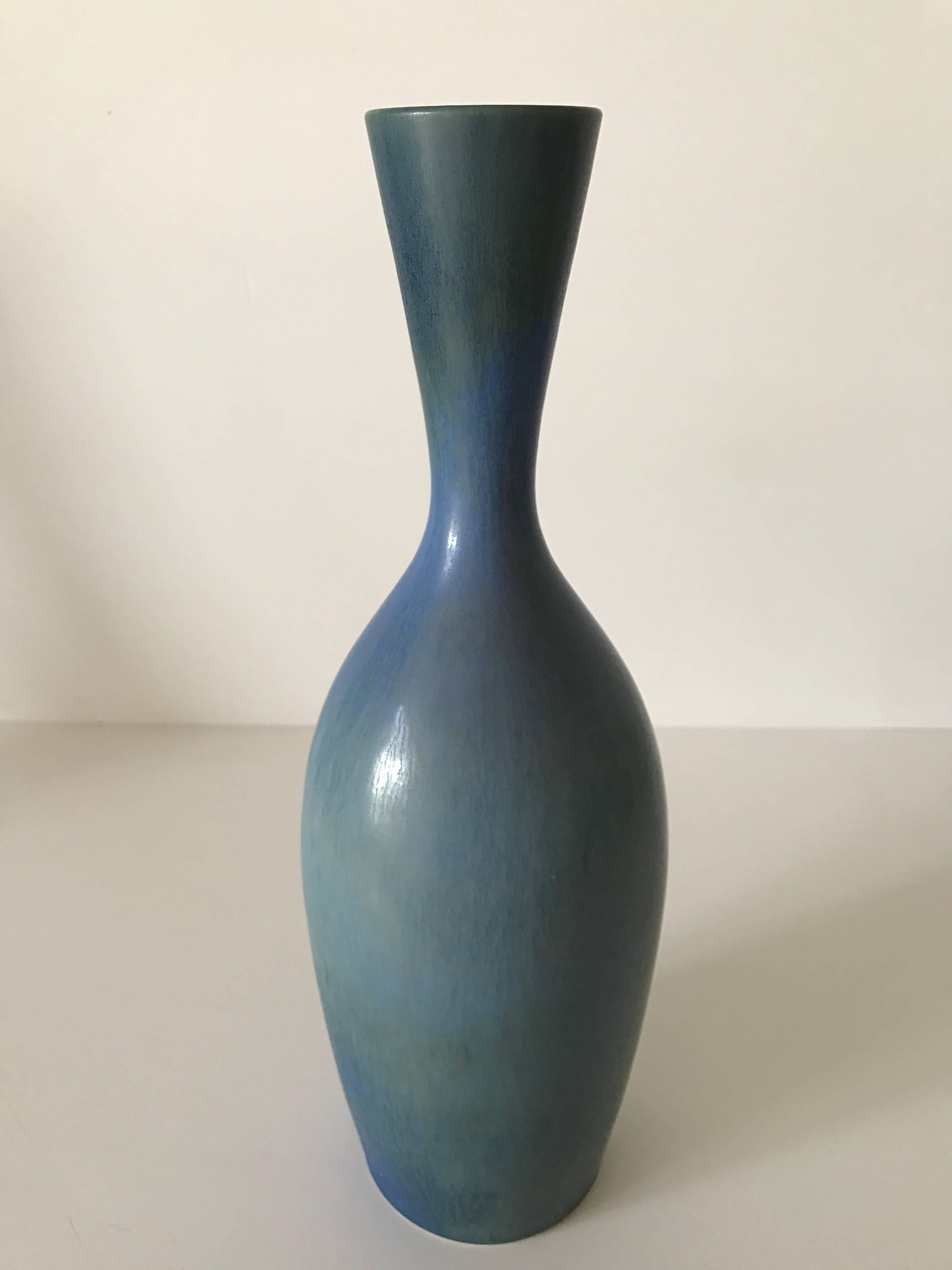 1984 Gustavsberg blue hare's Fur vase made by Sven Wejsfelt.
This is a very rare vase made by Sven Wejsfelt in 1984 and this vase has the glaze called "Hare´s Fur", see closeups. It is very beautiful and measures 29cm in height, the base