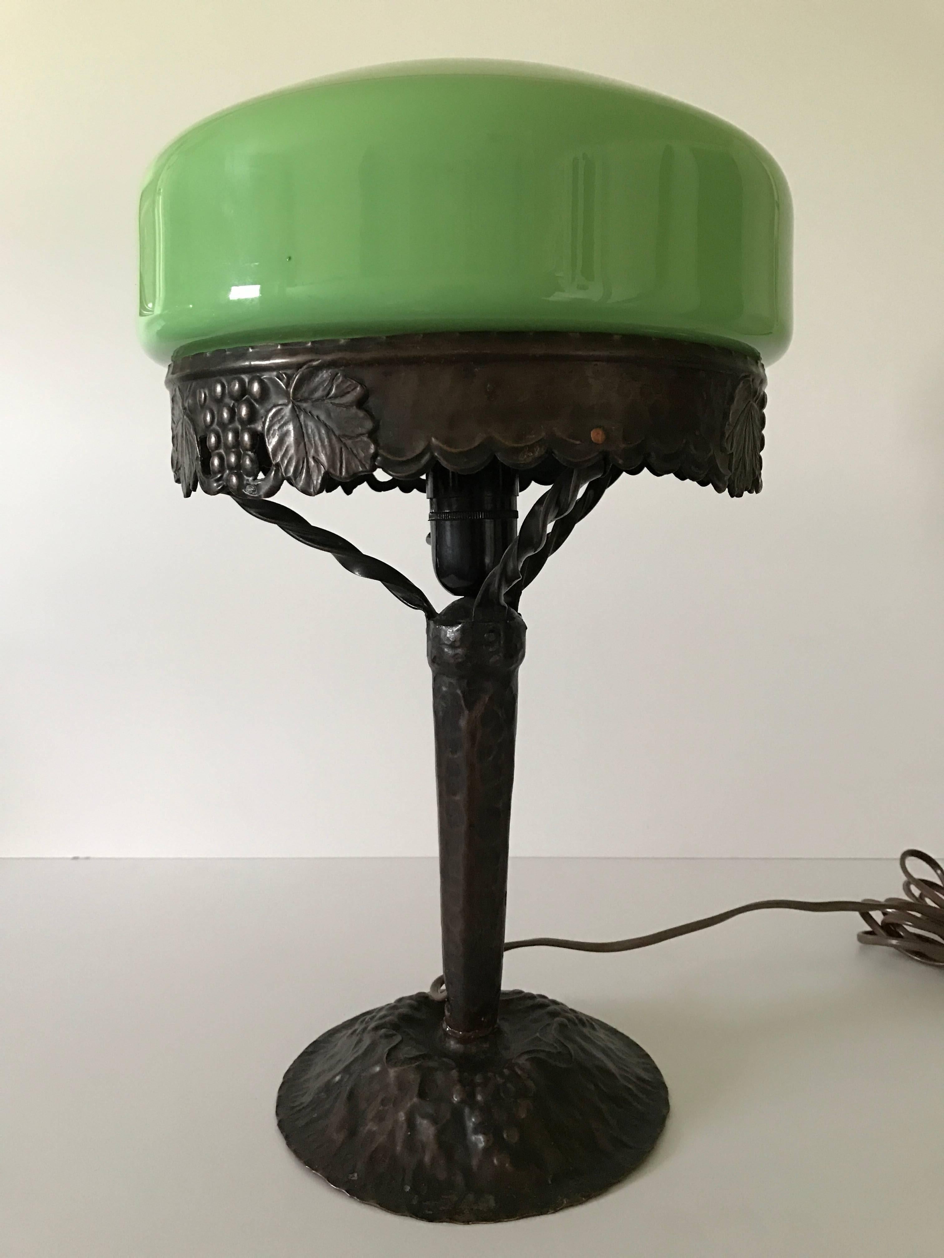 Early 20th century Swedish Art Nouveau Jugend copper and glass table lamp.
A nice large copper jugend/Art Nouveau table lamp made circa 1910-1915.
This lamp has a nice clear green glass lampshade most likely made at Pukeberg, Sweden. The lamp is