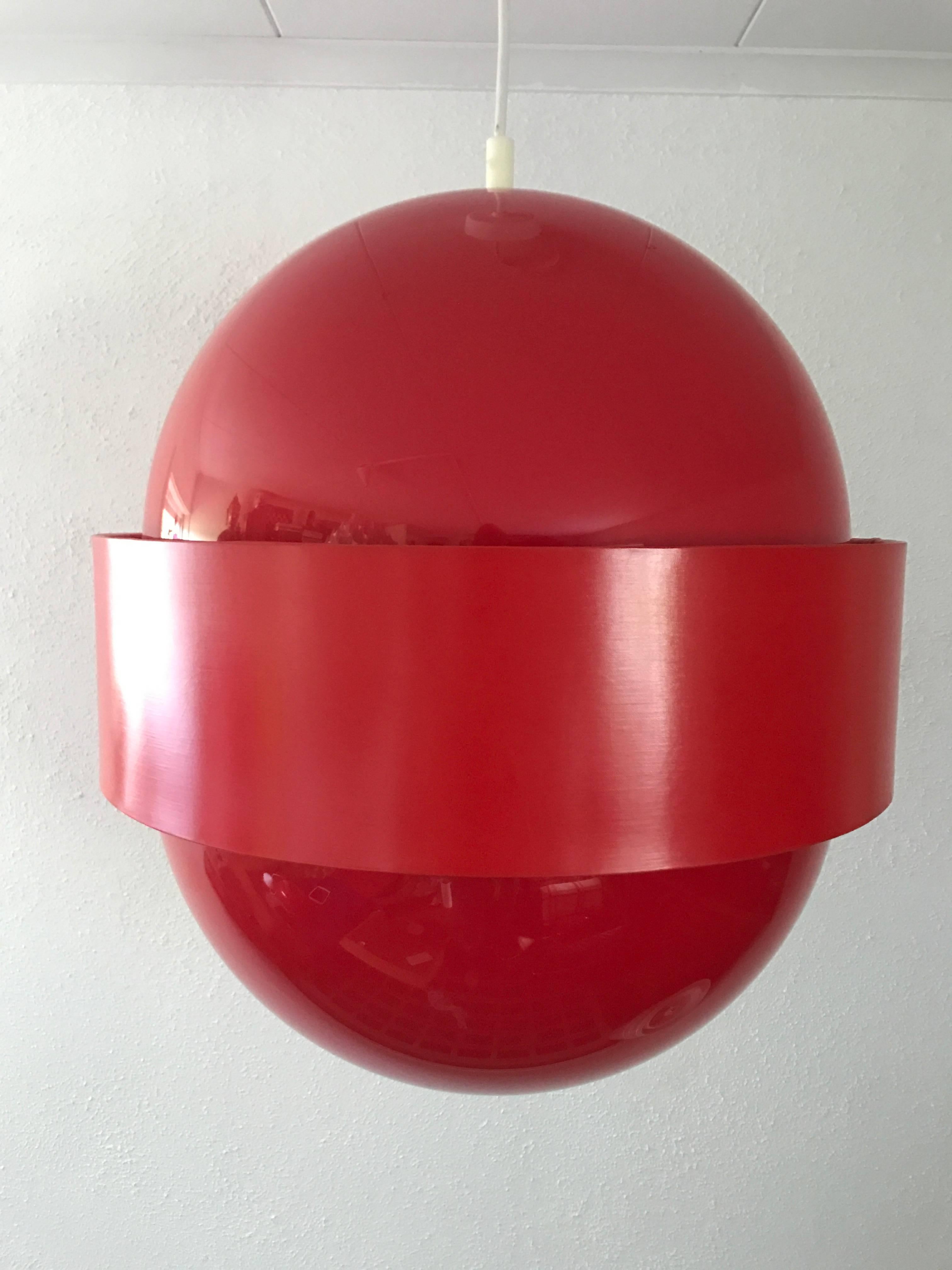 1970 Globo ring pendant lamps designed by Uno and Osten Kristiansson for Luxus
Very rare and beautiful plastic globo ring series designed by Uno and Osten Kristiansson for Luxus in the late1960s-early 1970s. The diameters of the centre ring are 45,